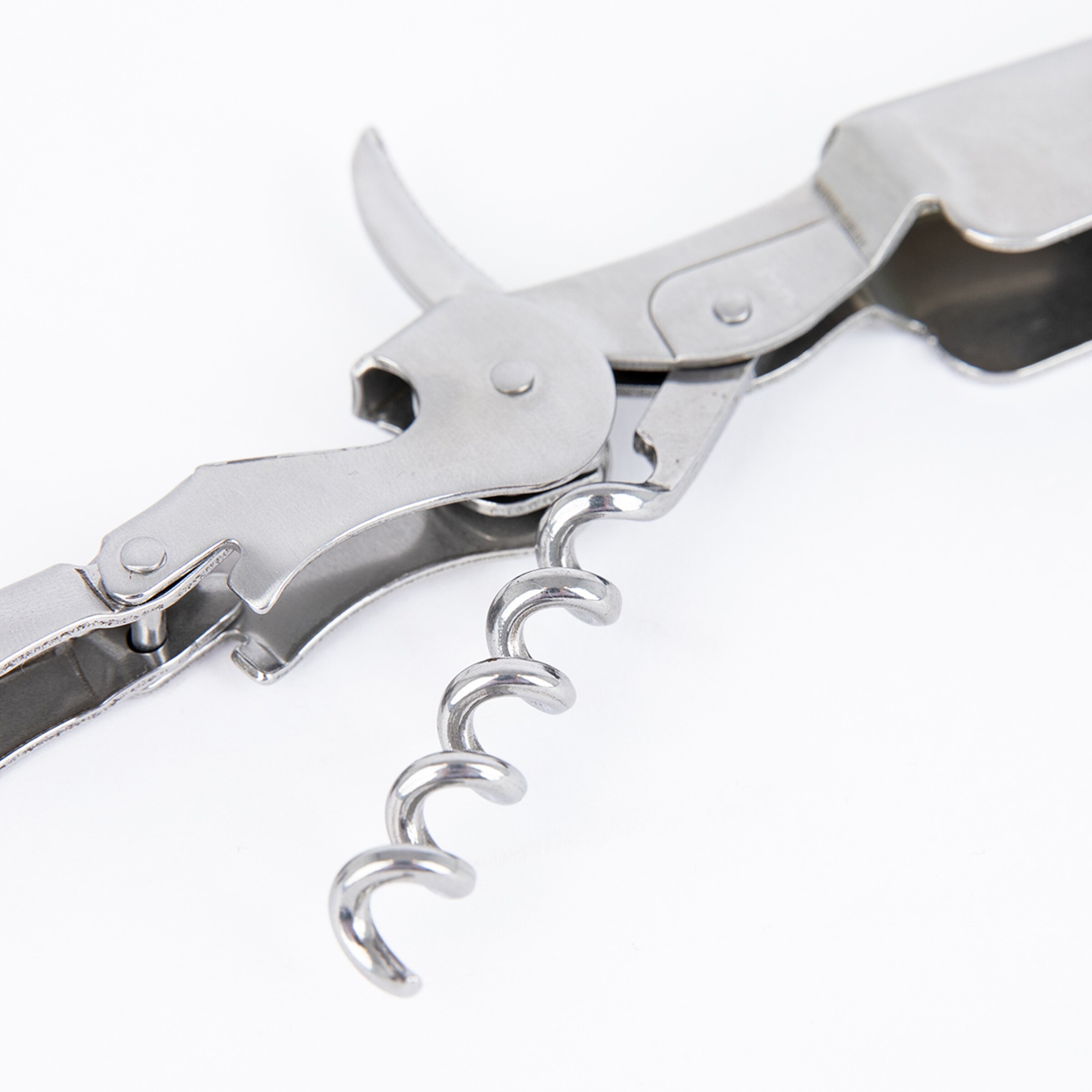 Ein metallischer Korkenzieher mit einer geschwungenen Spirale und einem Hebelarm.