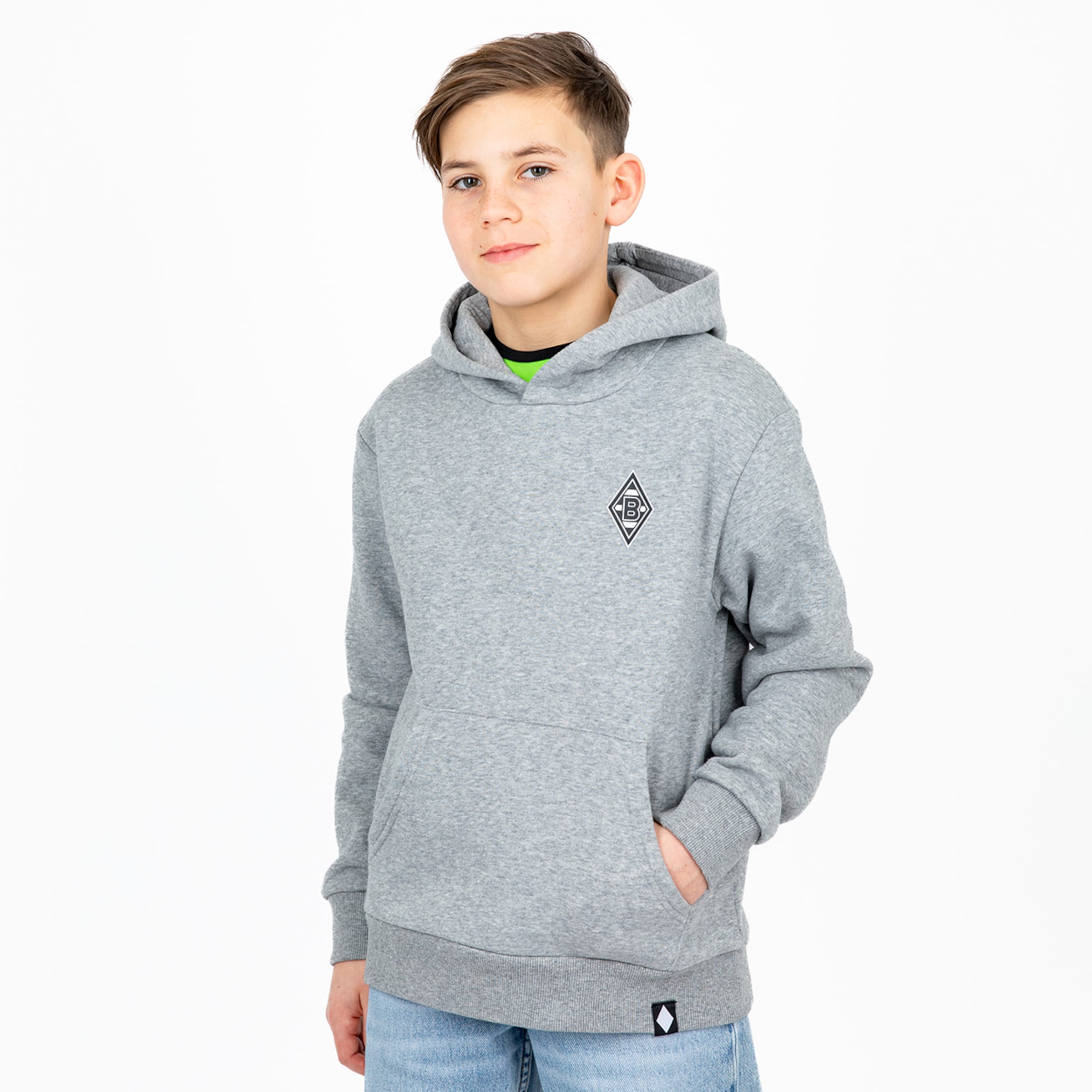Ein Junge trägt einen grauen Hoodie mit Borussia Mönchengladbach-Logo.