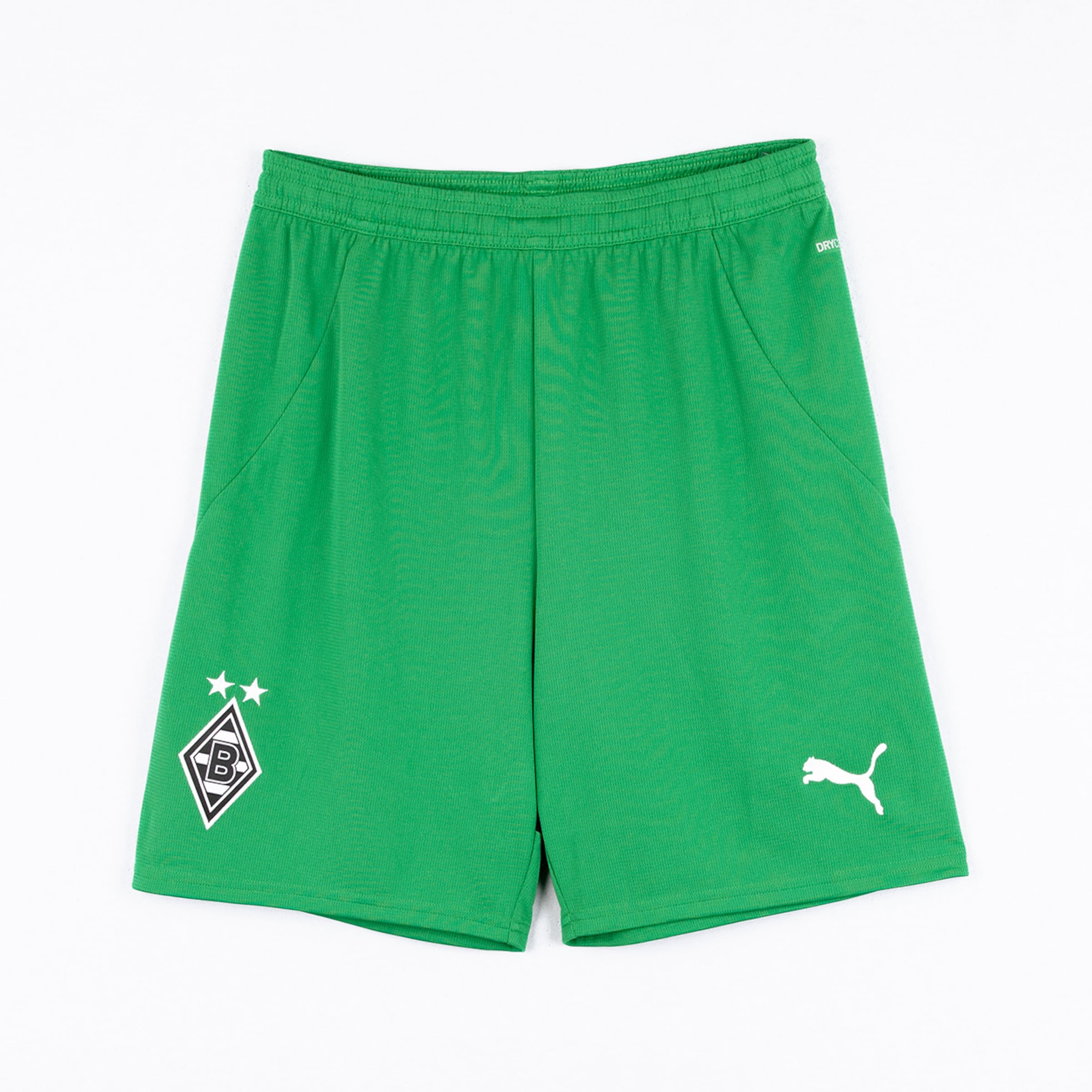 Grüne Puma-Sportshorts mit dem Vereinswappen von Borussia Mönchengladbach und zwei Sternen auf weißem Hintergrund.