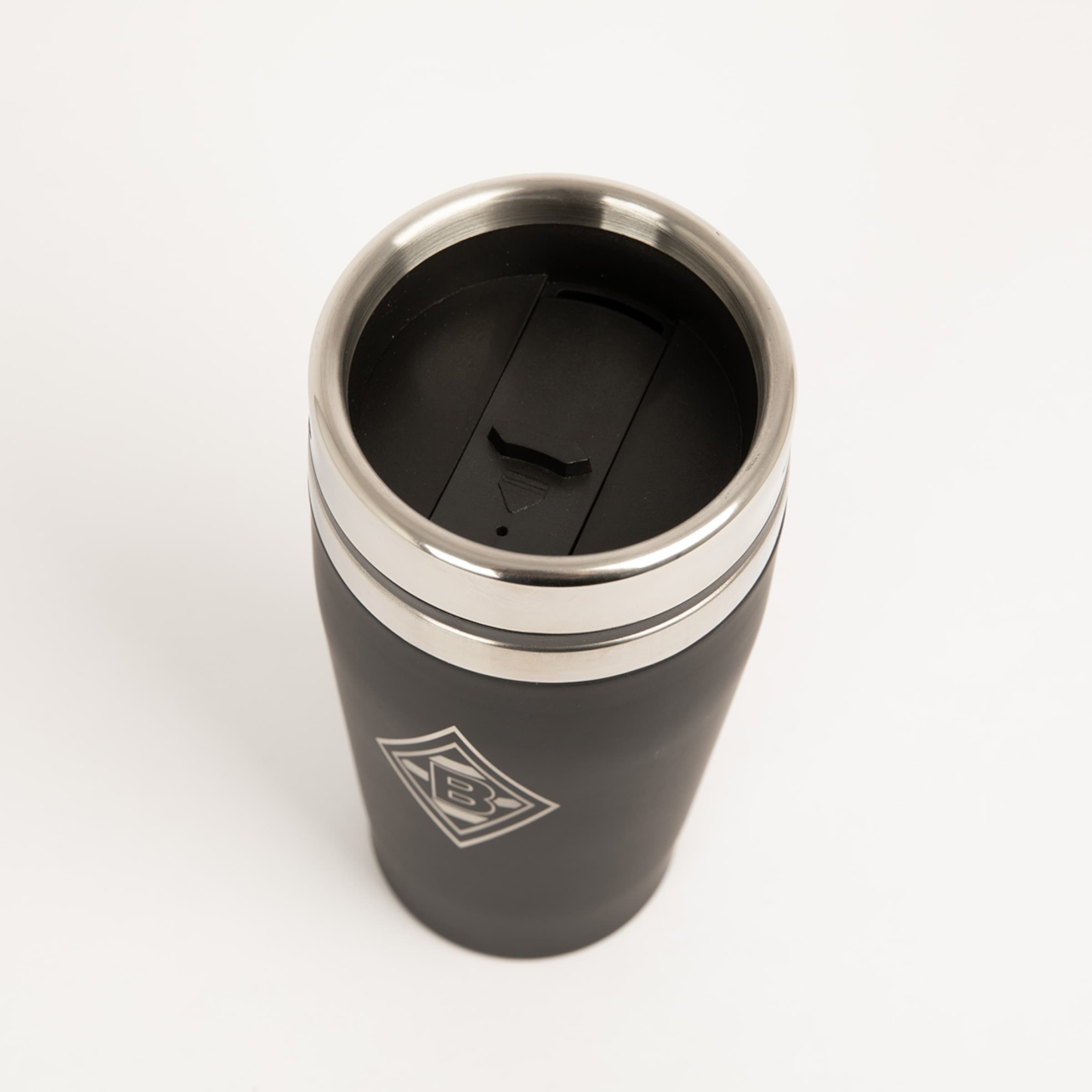 Black travel mug with silver lid and Borussia Mönchengladbach logo.