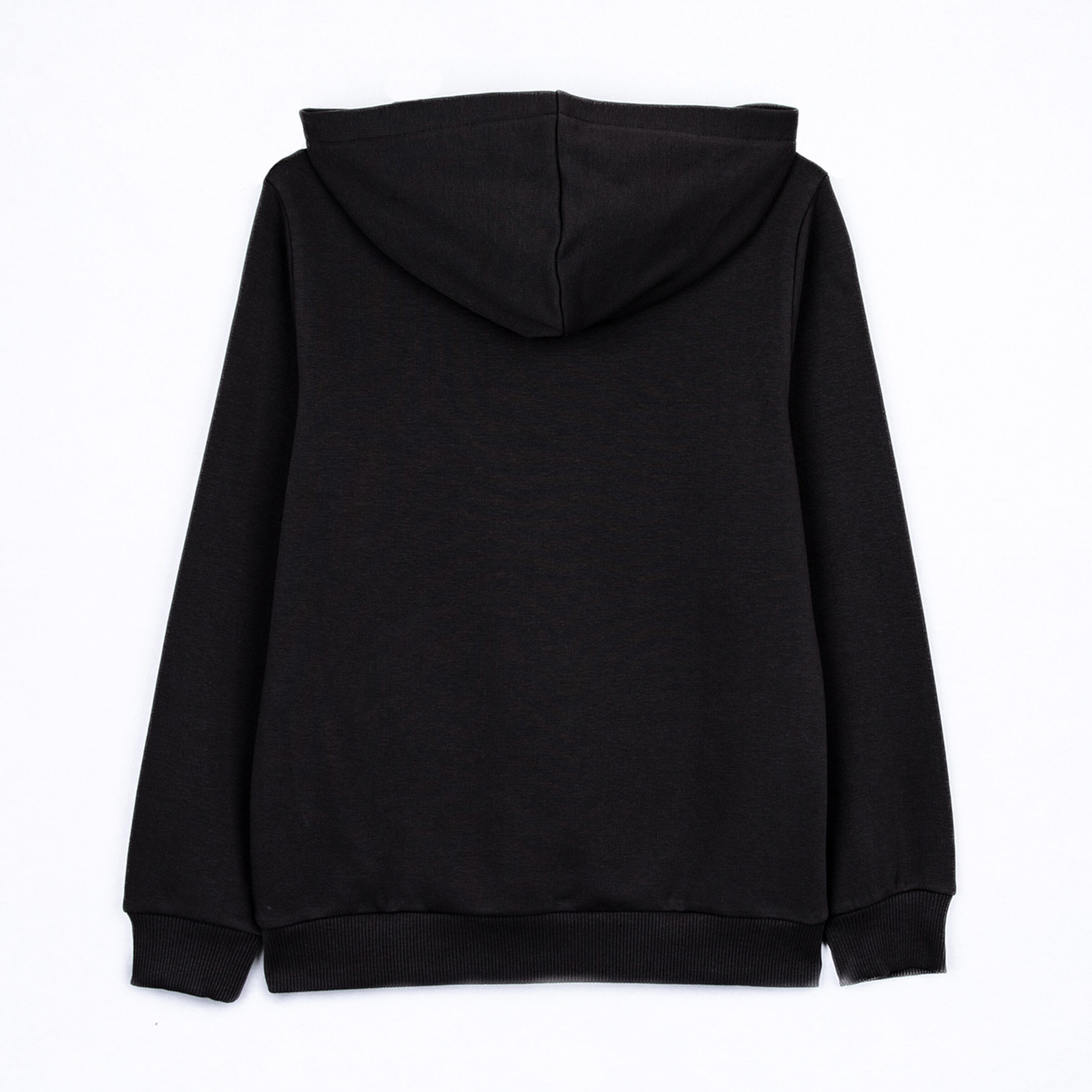 Rückenansicht eines schlichten schwarzen Hoodies mit Kapuze, langen Ärmeln mit Rippbündchen und einem Rippsaum, flach auf weißem Hintergrund liegend.