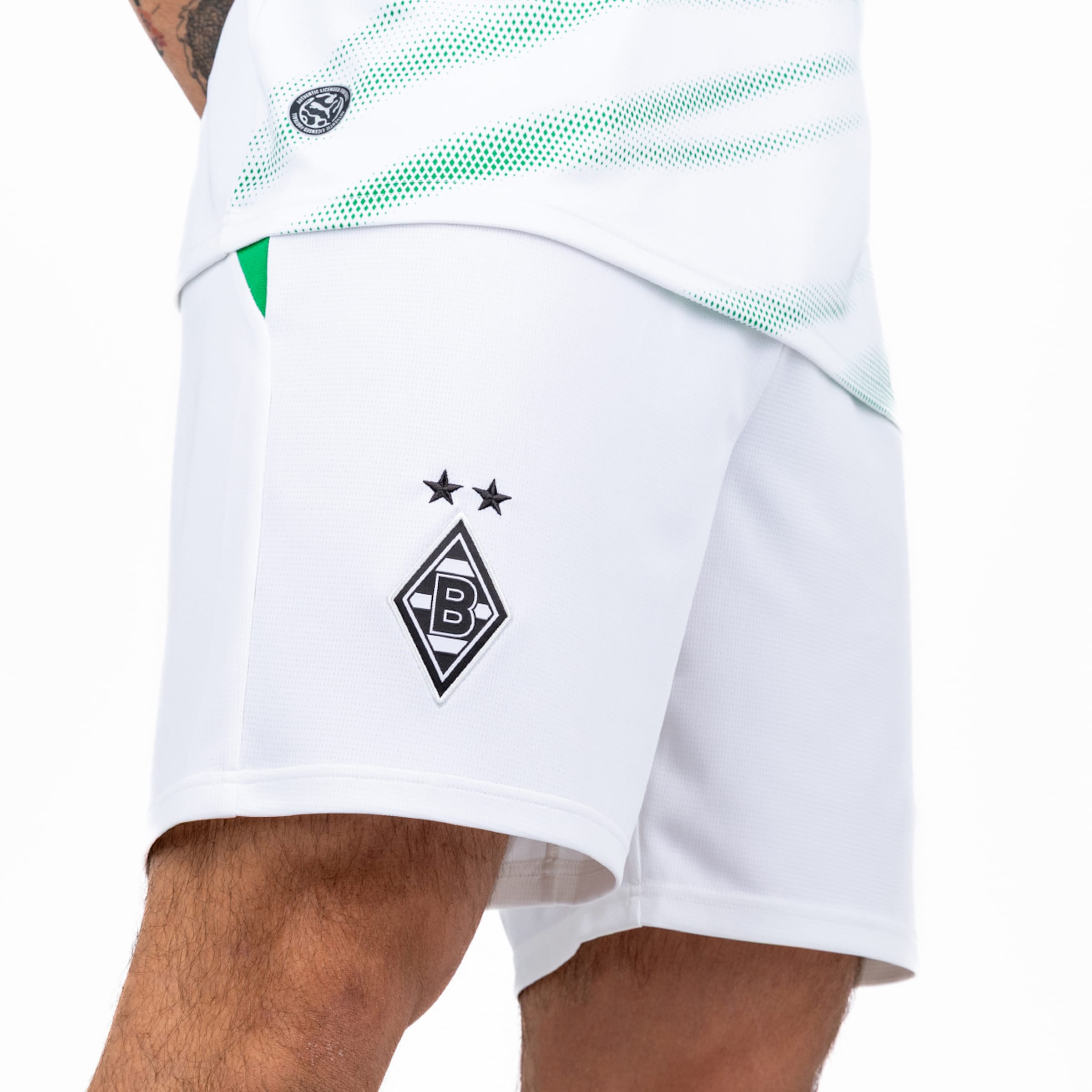 Weiße Borussia Mönchengladbach Shorts mit dem Vereinslogo (Raute mit 'B' und zwei Sternen) auf dem Hosenbein.