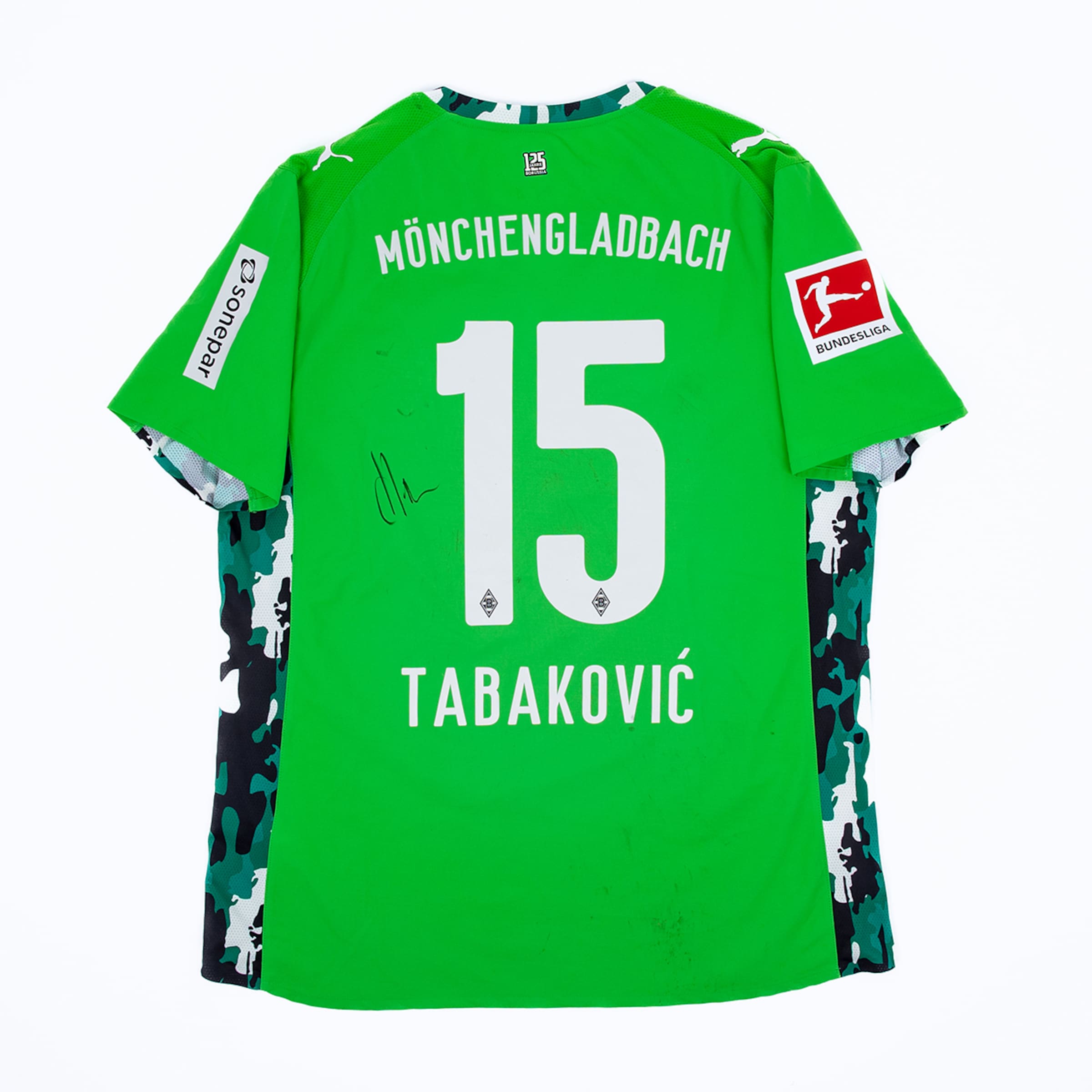 Back view of a green Mönchengladbach jersey with number 15, name Tabaković, camouflage details, Bundesliga patch, and a black signature.