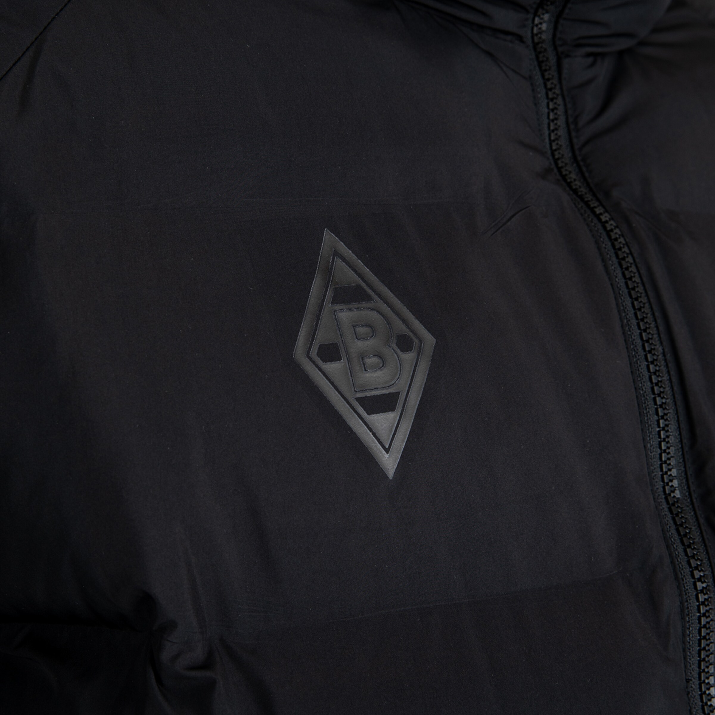Schwarze Jacke mit eingesticktem Borussia Mönchengladbach Logo auf der Brust.