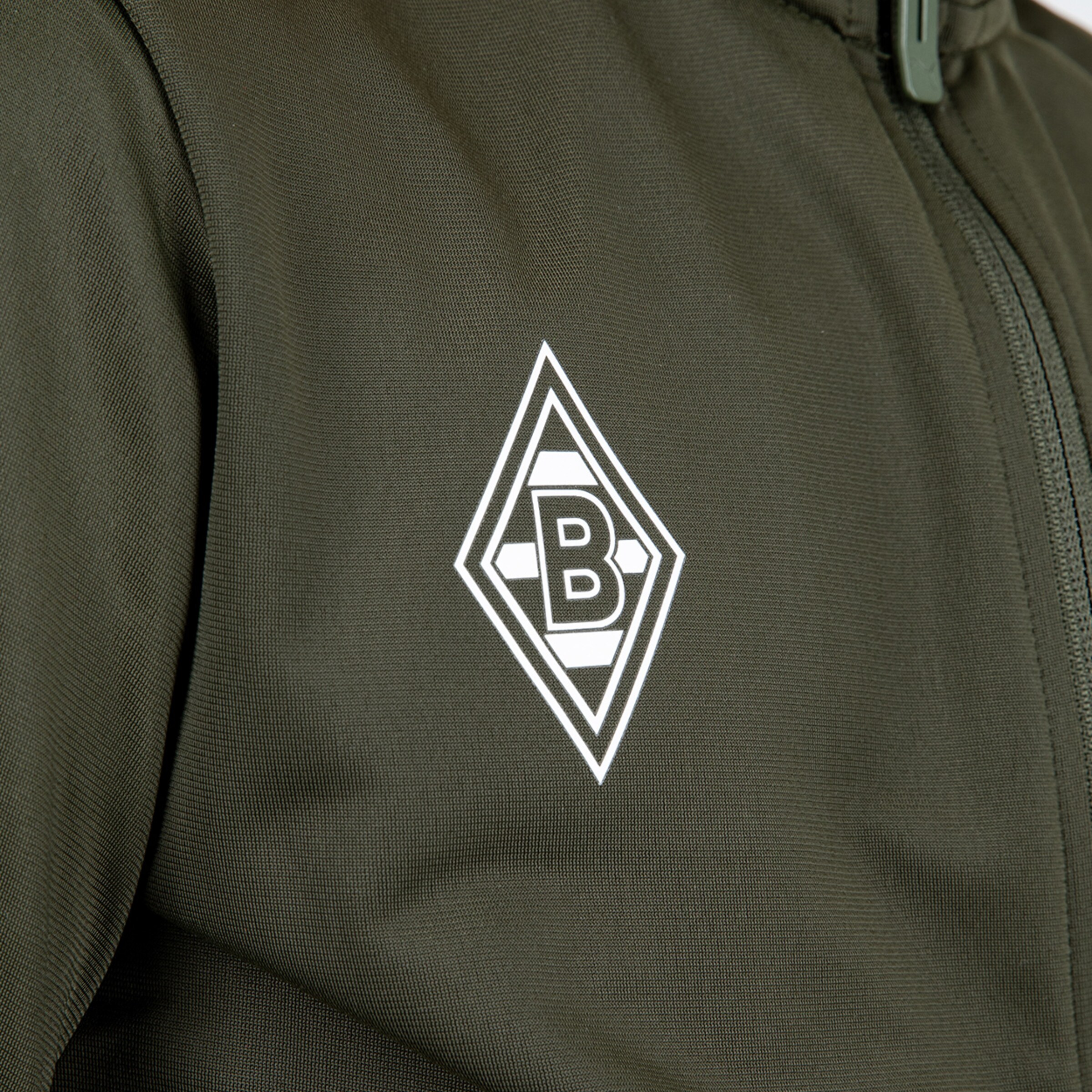 Schwarze Jacke mit dem Borussia Mönchengladbach-Logo auf der Brust.
