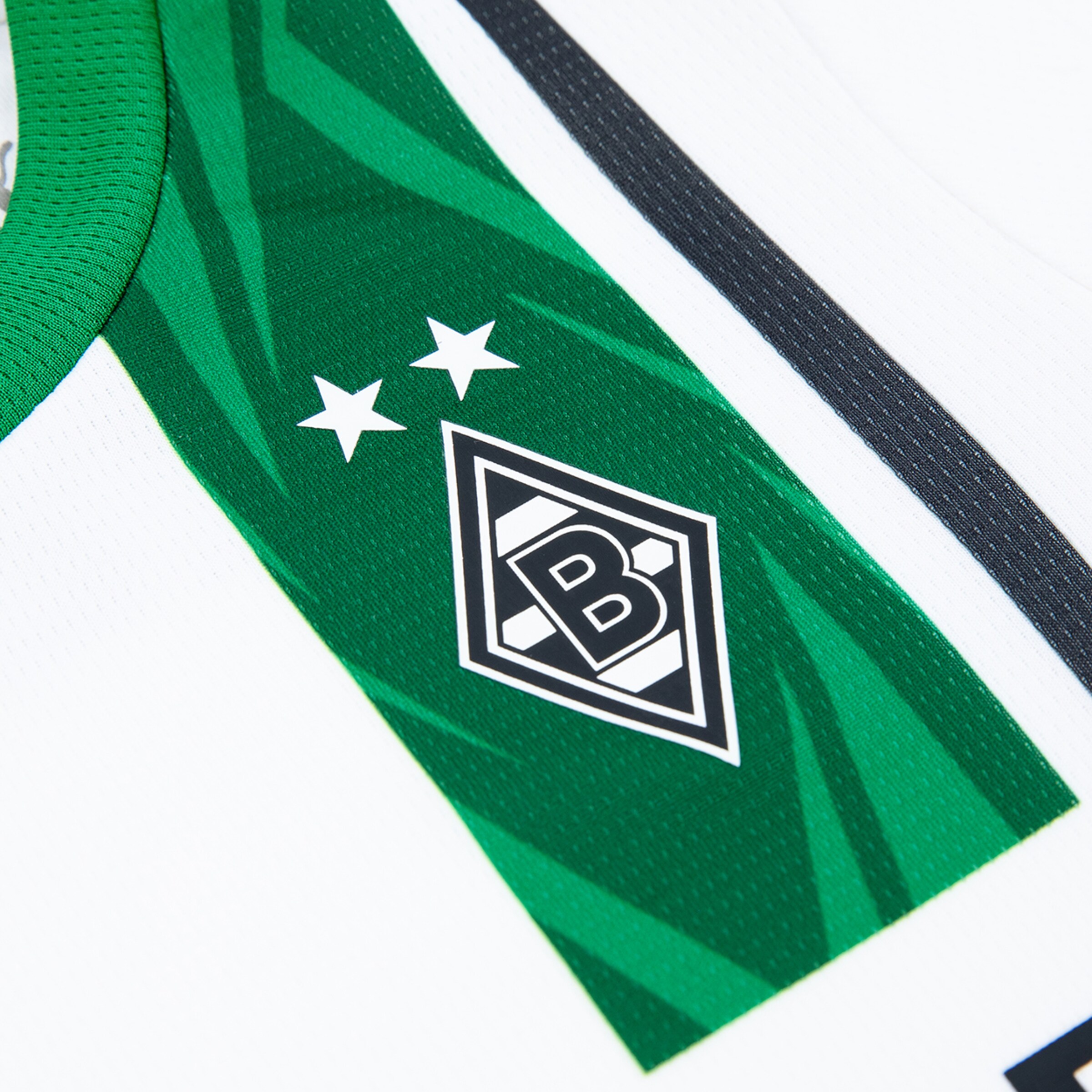 Das Vereinswappen von Borussia Mönchengladbach mit zwei Sternen auf einem Trikot.