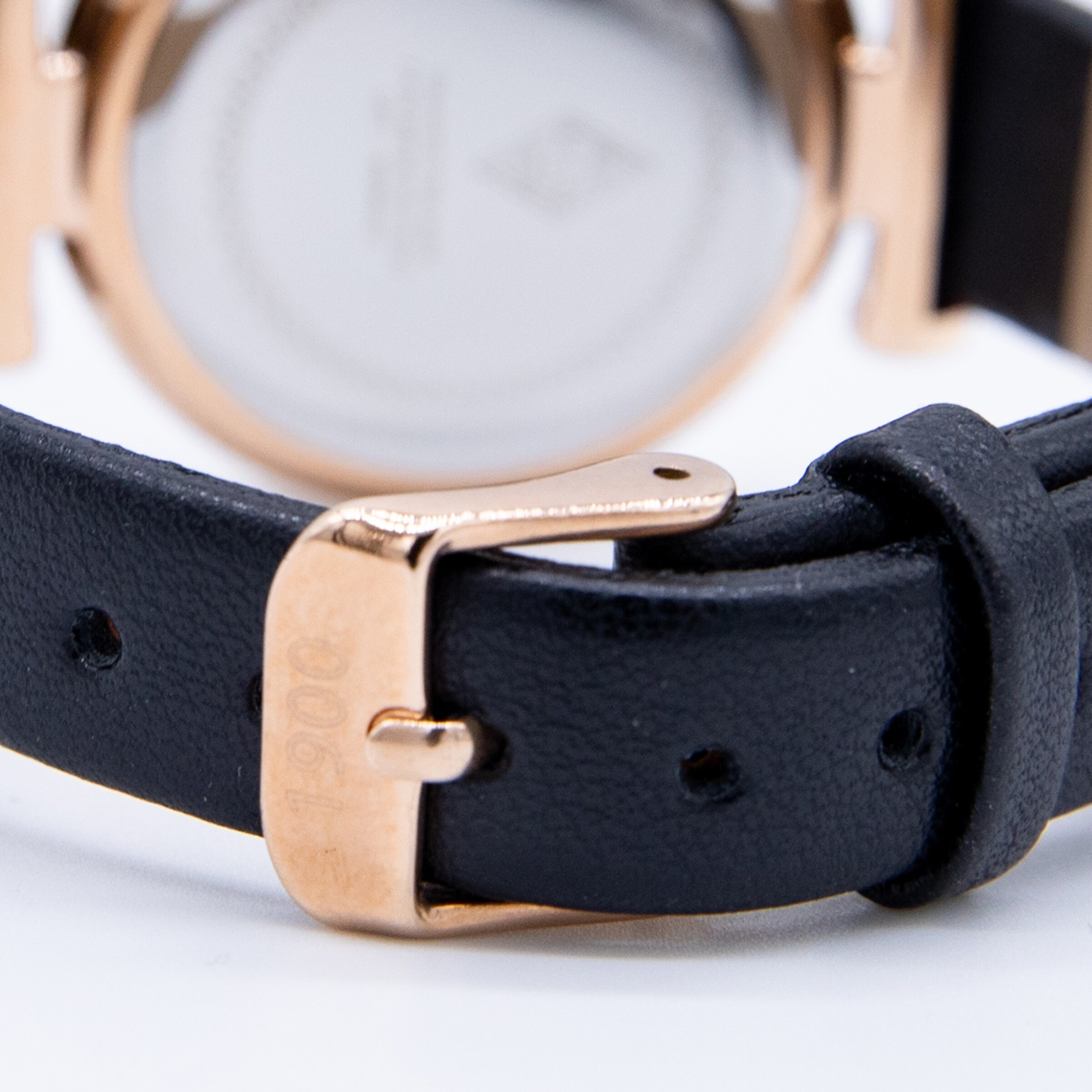 Elegante Unisex-Uhr mit schwarzem Lederarmband und roségoldenem Uhrengehäuse.