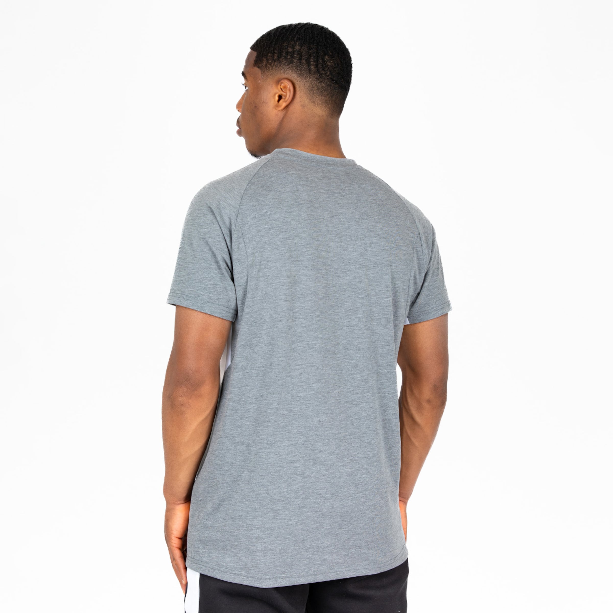 Mann trägt ein graues T-Shirt und steht von hinten.
