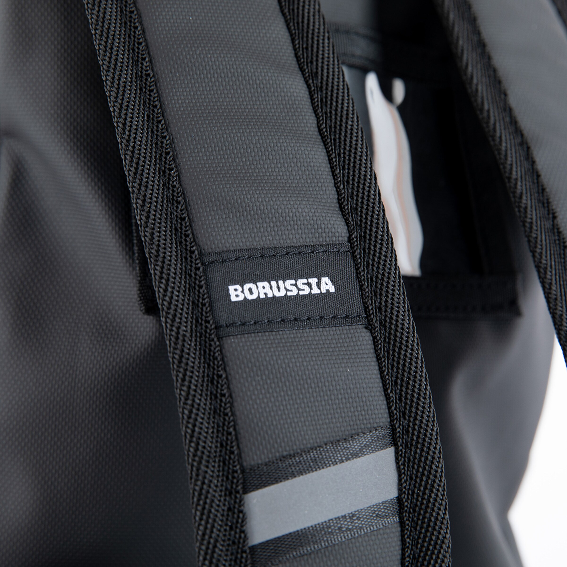Detailansicht von einem schwarzen Rucksack mit dem Schriftzug BORUSSIA.