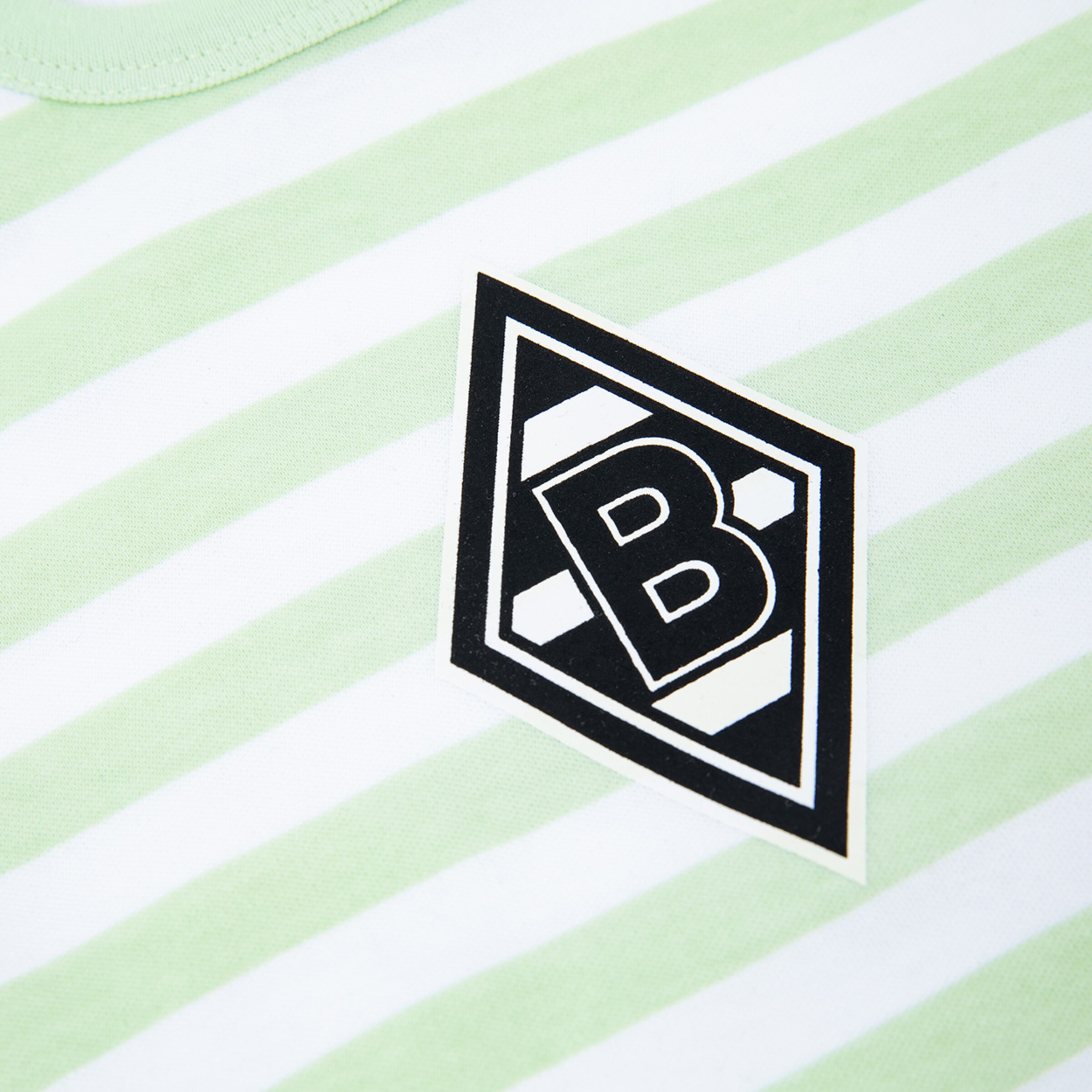 Schild mit dem Borussia Mönchengladbach-Logo auf gestreiftem Hintergrund