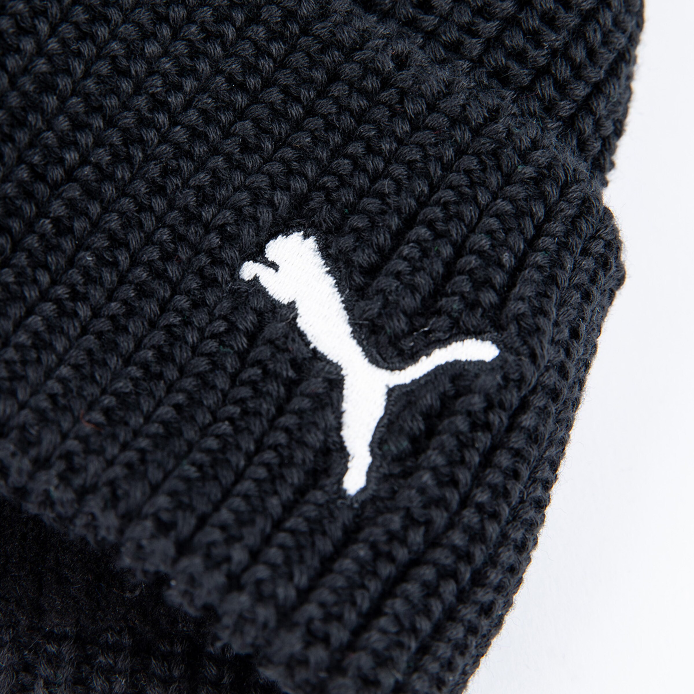 Schwarze Mütze mit weißem Puma-Logo.
