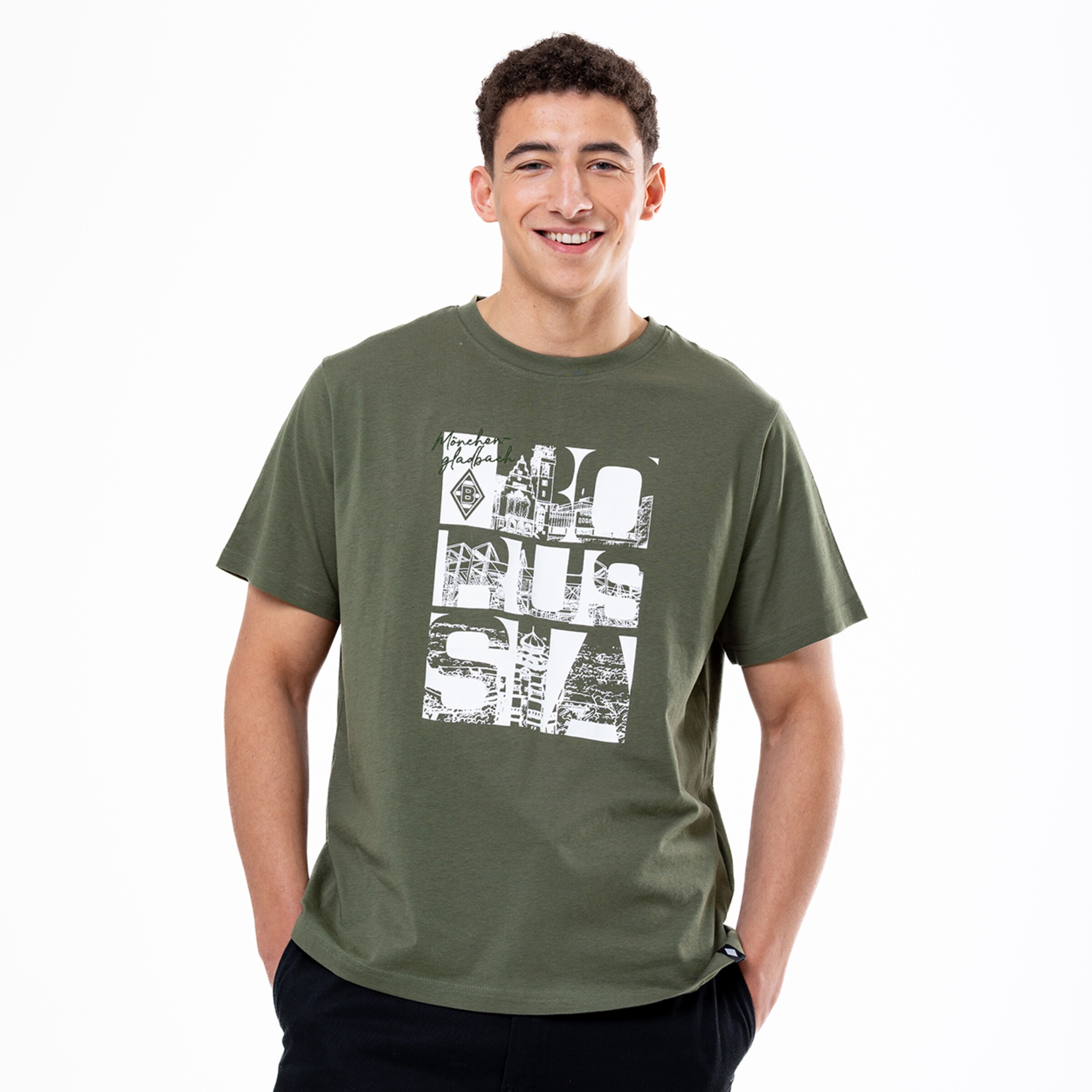 Mann in olivgrünem T-Shirt mit Borussia Mönchengladbach Grafik.