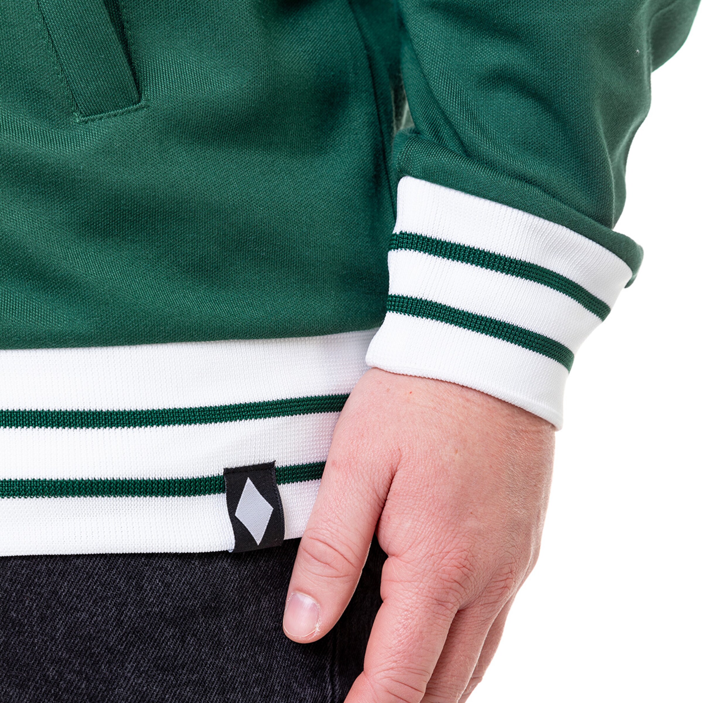 Detailaufnahme eines grün-weißen Sweatshirts mit Streifen und einem kleinen schwarzen Etikett.