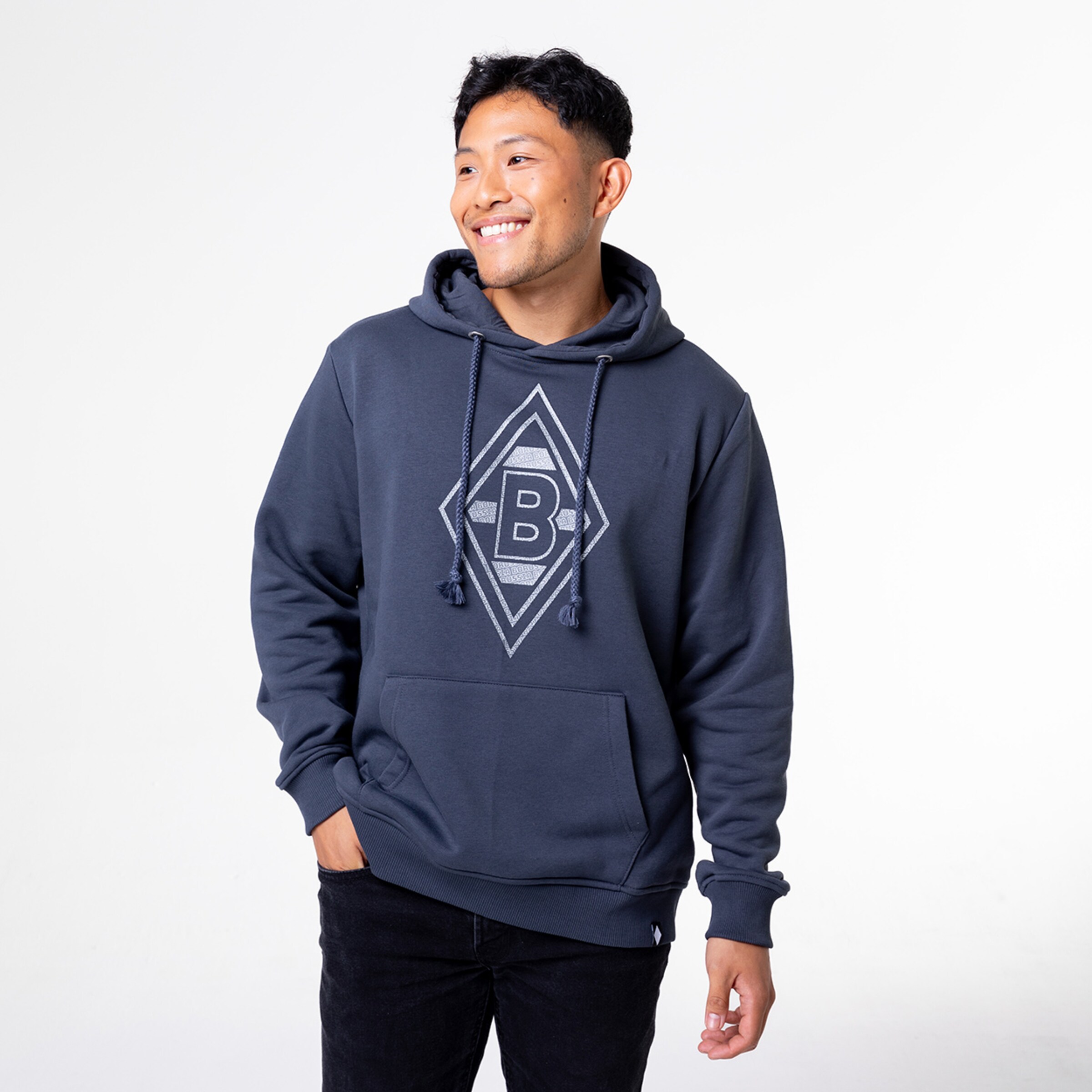 Mann trägt einen dunkelgrauen Hoodie mit dem Borussia Mönchengladbach Logo.