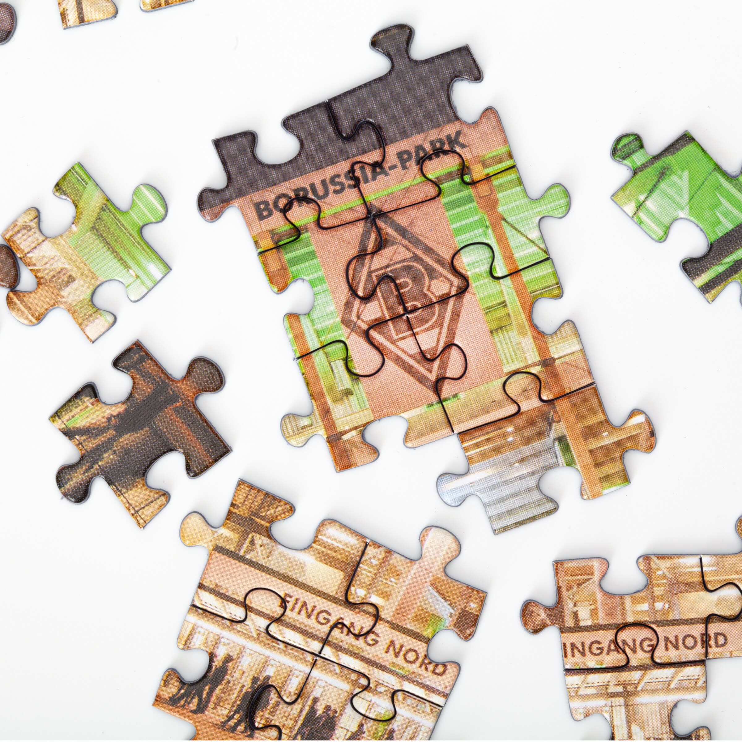 Puzzlestücke mit dem Schriftzug Borussia-Park und Eingang Nord darauf.