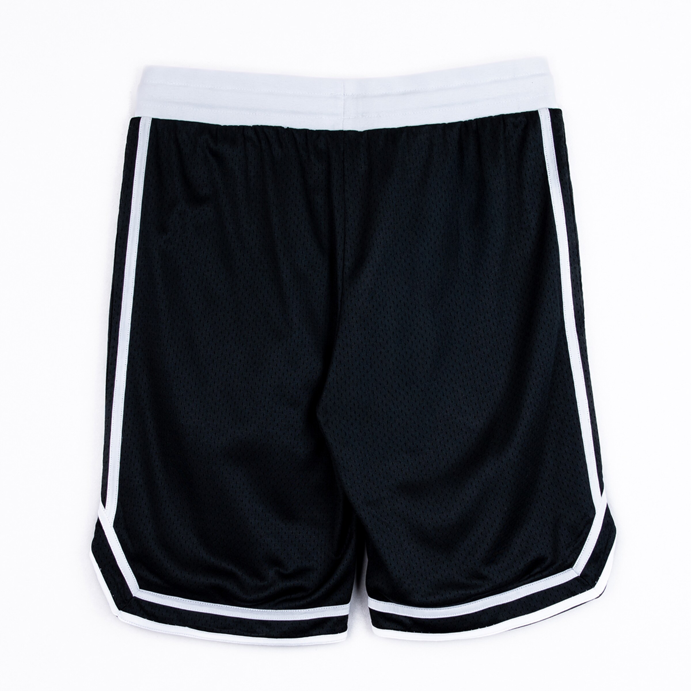 Schwarze Sportshorts mit weißen Streifen an den Seiten.