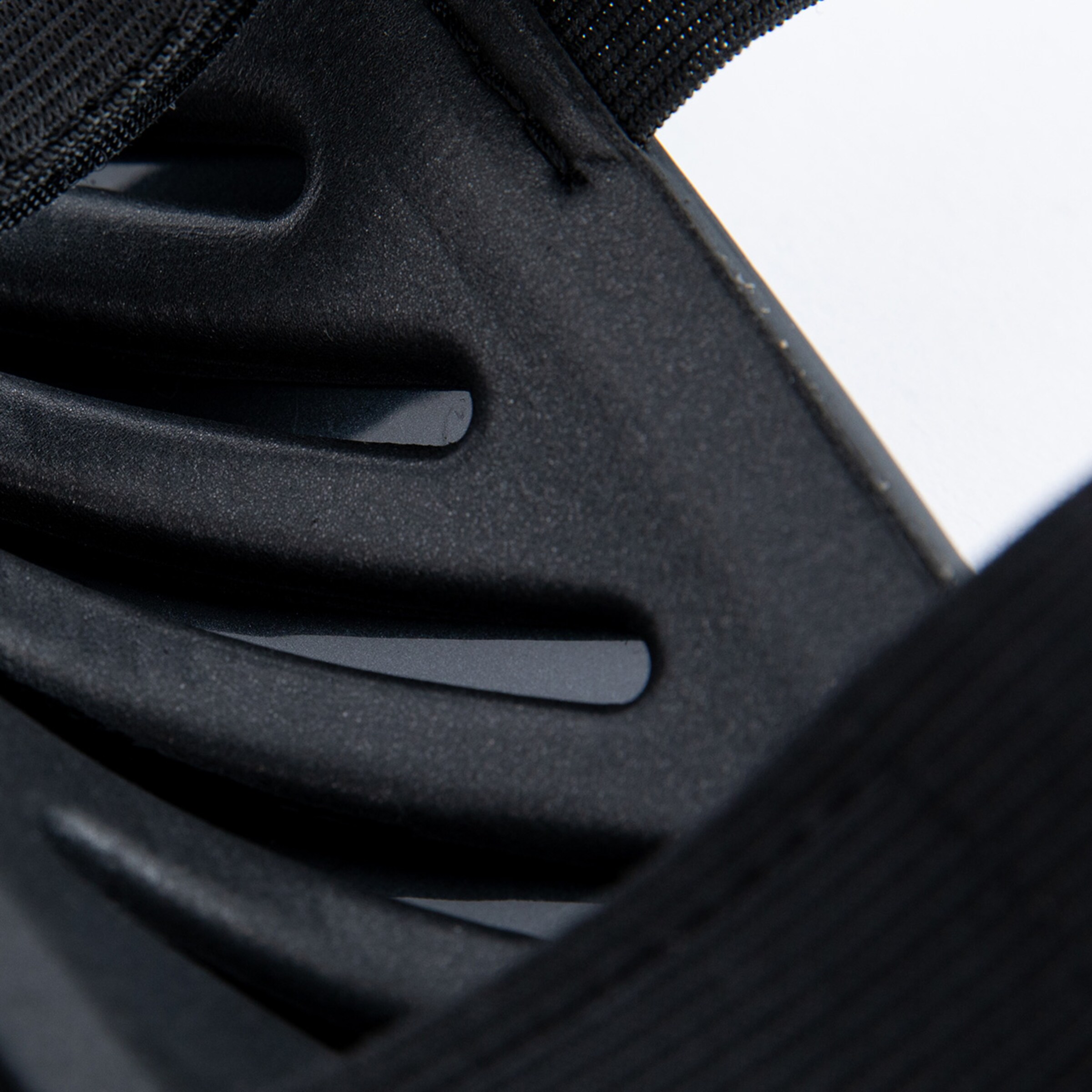 Detailaufnahme eines Schuhs mit belüfteter Sohle.