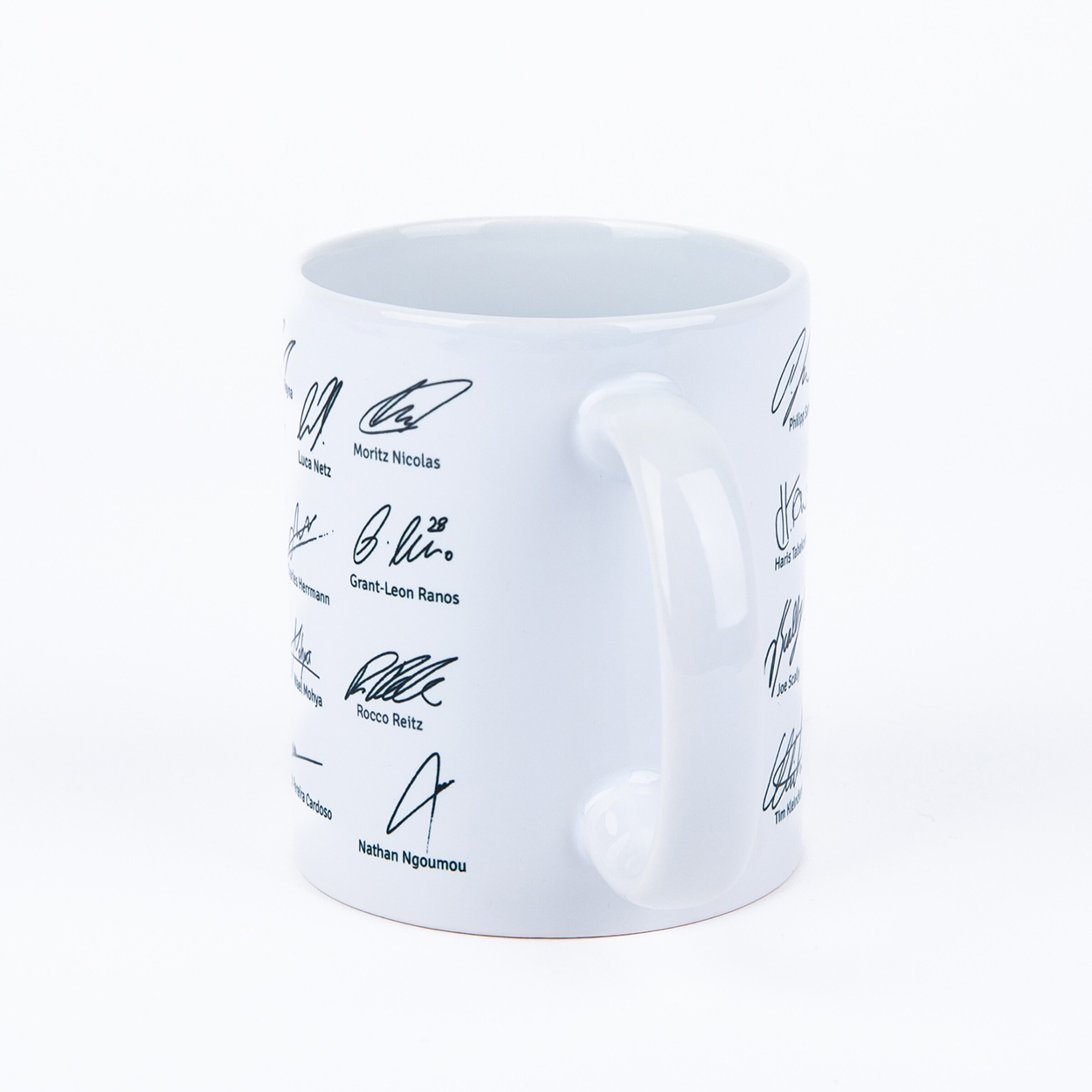 Weiße Tasse mit den Unterschriften und Namen von Borussia Mönchengladbach Spielern wie Luca Netz, Rocco Reitz und Nathan Ngoumou.