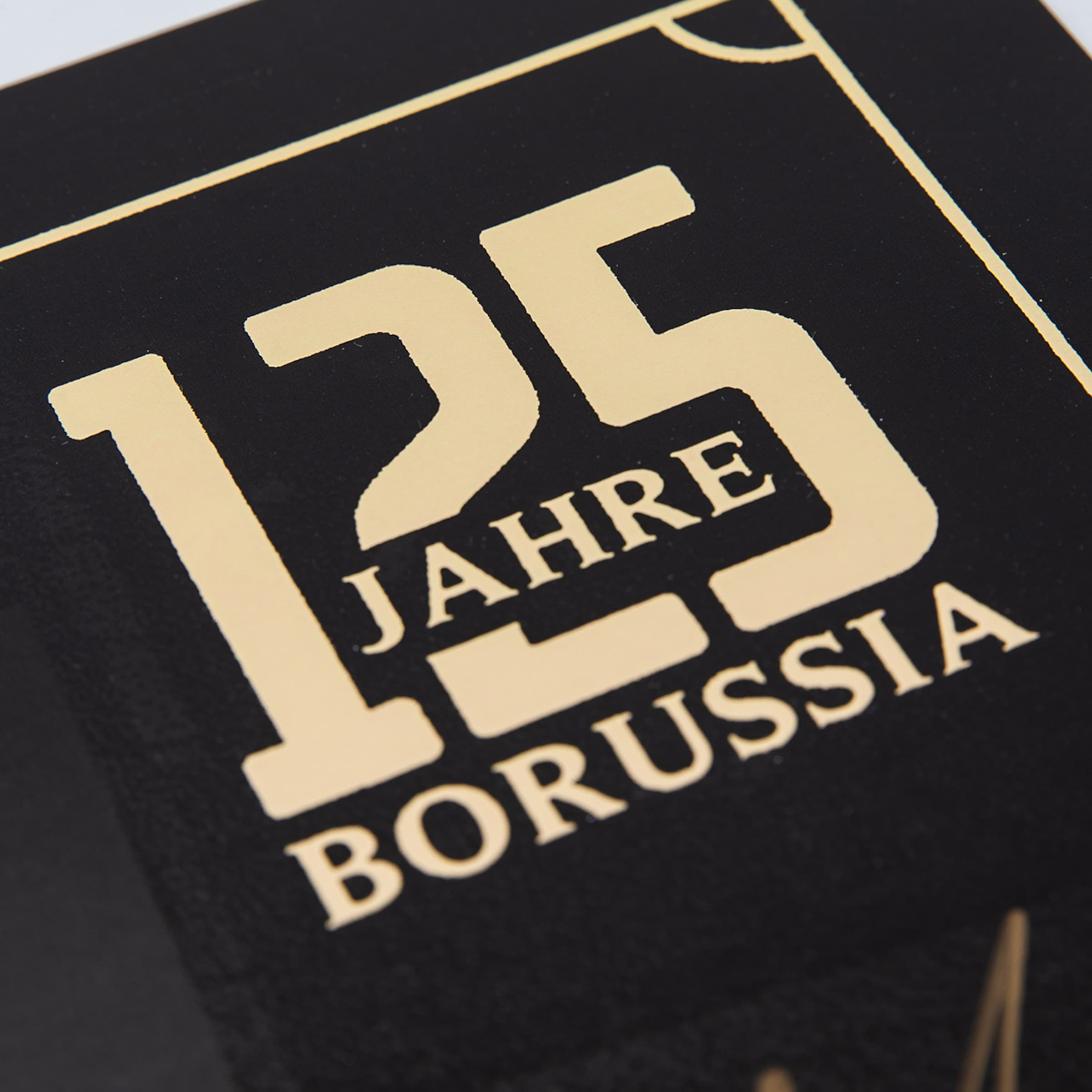 Stylisiertes Logo zum 125-jährigen Jubiläum: Große Ziffern "125" mit den Schriftzügen "JAHRE" und "BORUSSIA" in Gold auf schwarzem Hintergrund.