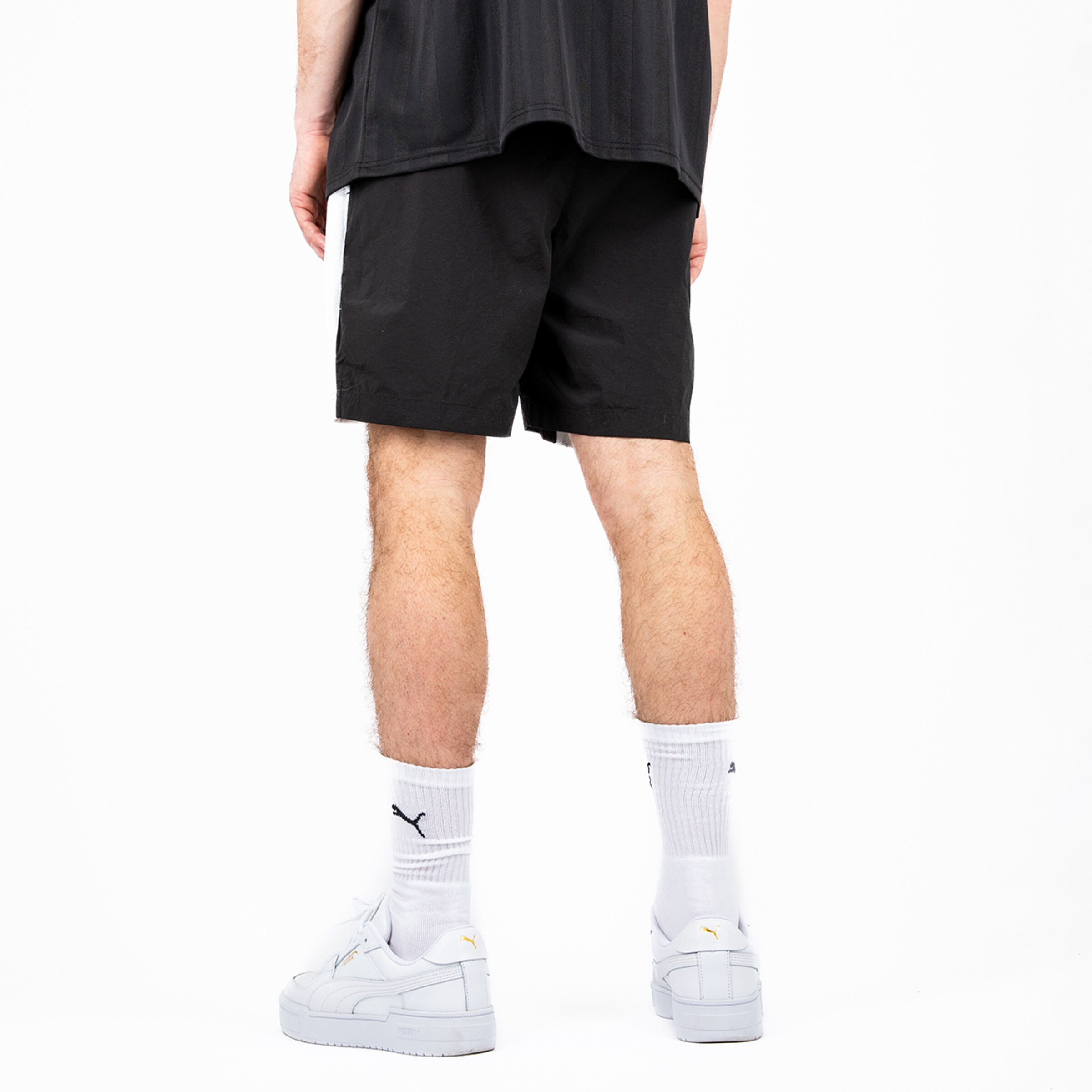 Schwarze Sportshorts von Puma gesehen von hinten.