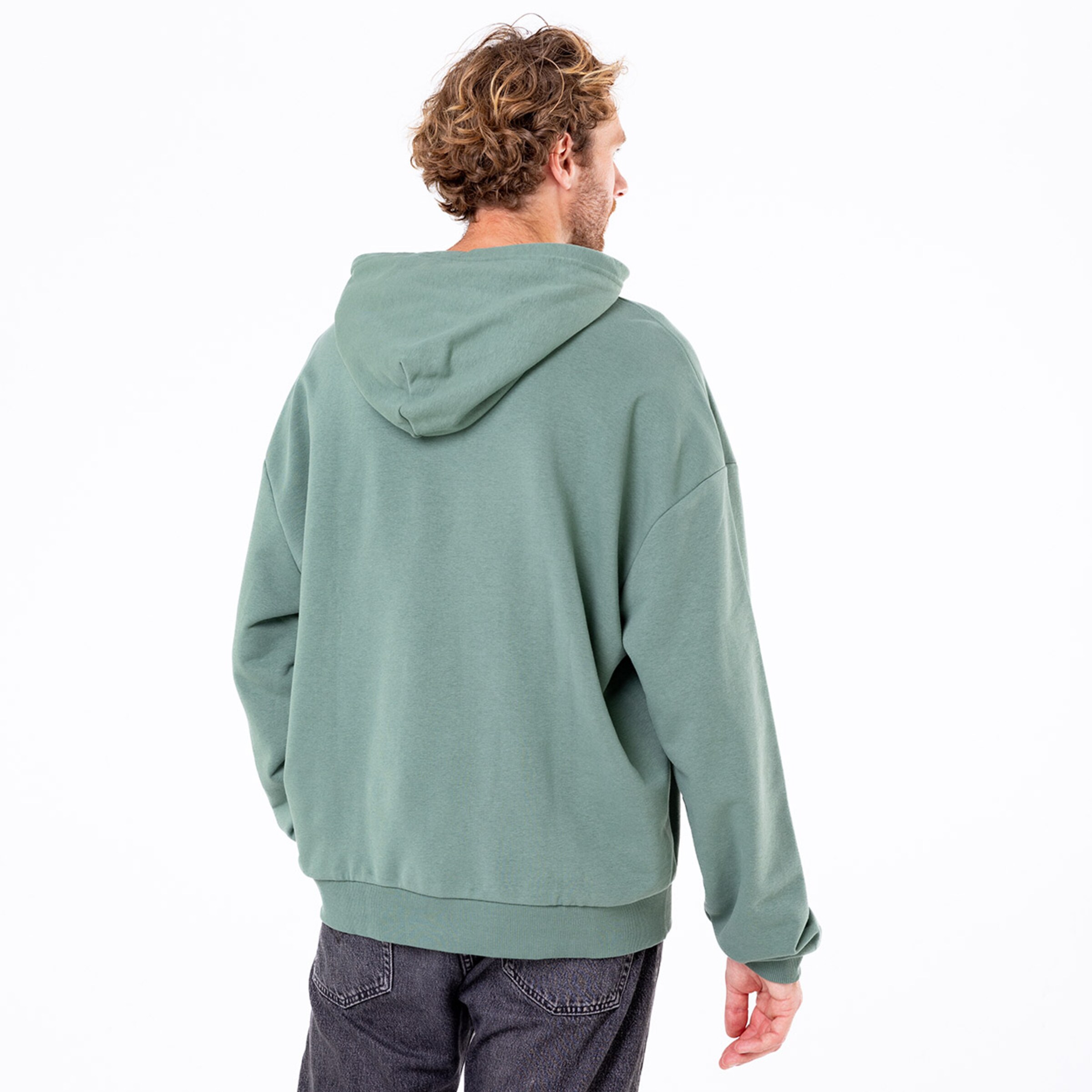 Person in einem graugrünen Hoodie von hinten