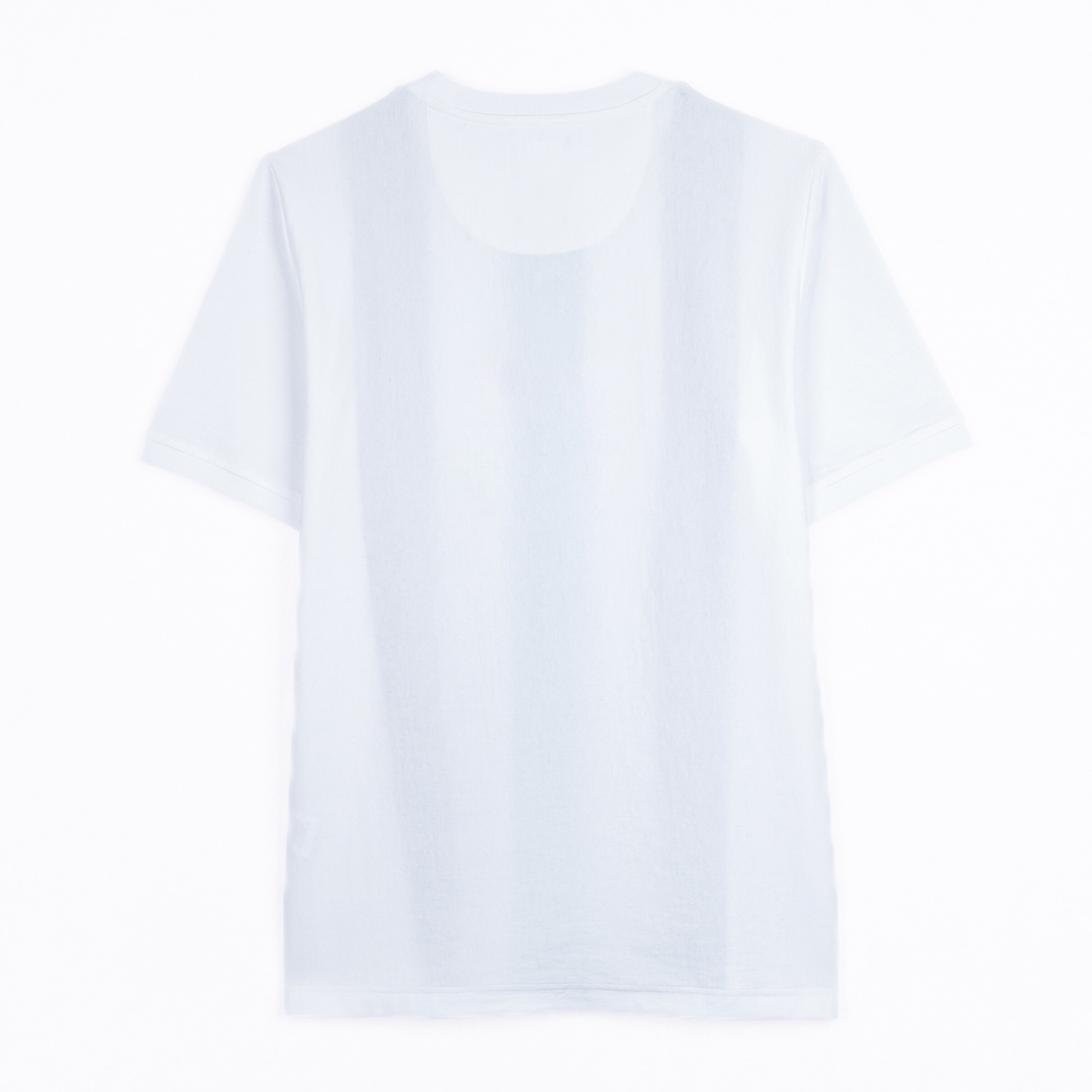 Weißes T-Shirt ohne sichtbarem Design locker geschnitten.