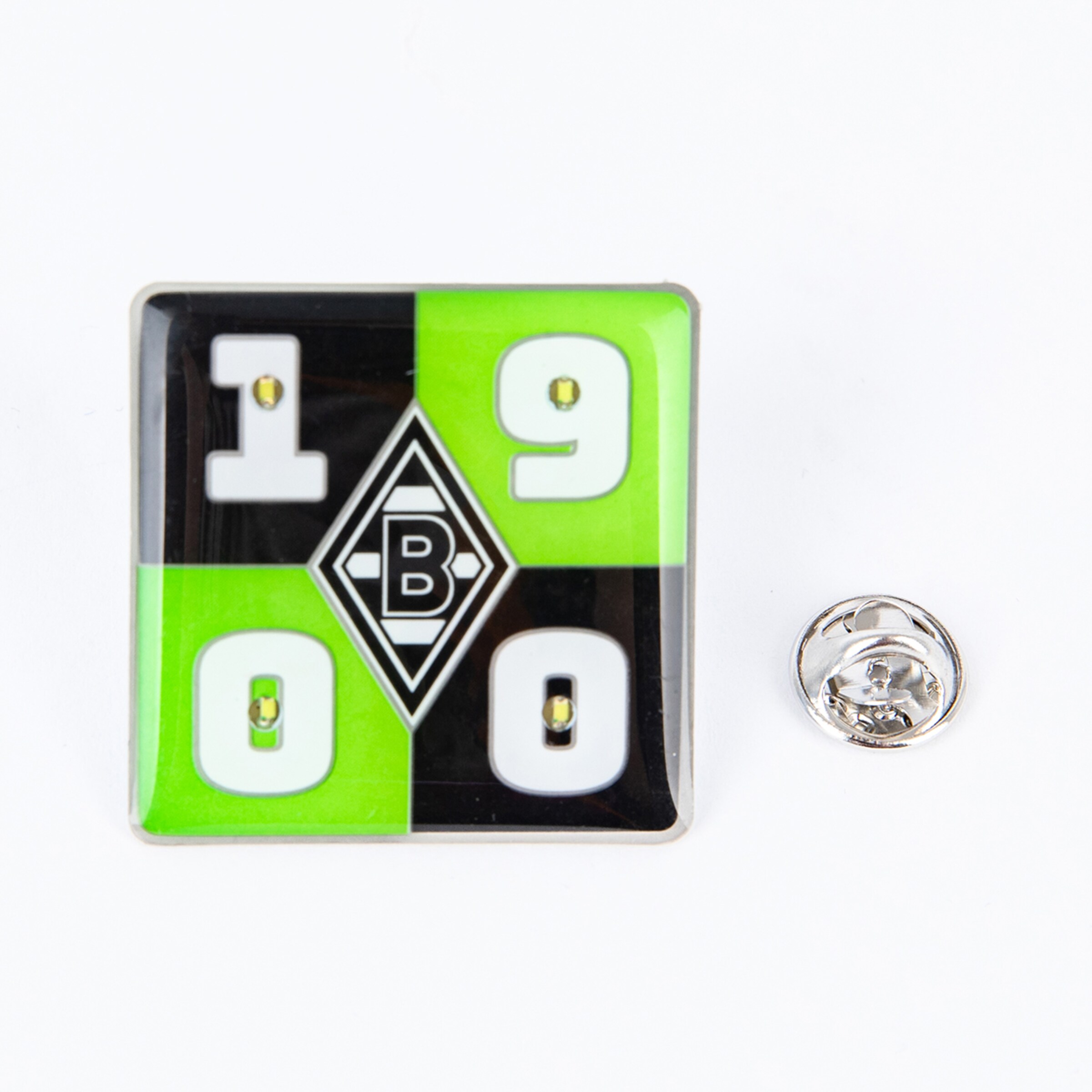 Quadratischer Pin von Borussia Mönchengladbach mit der Zahl 1900 auf schwarz-grünem Grund und ein separater Schmetterlingsverschluss.