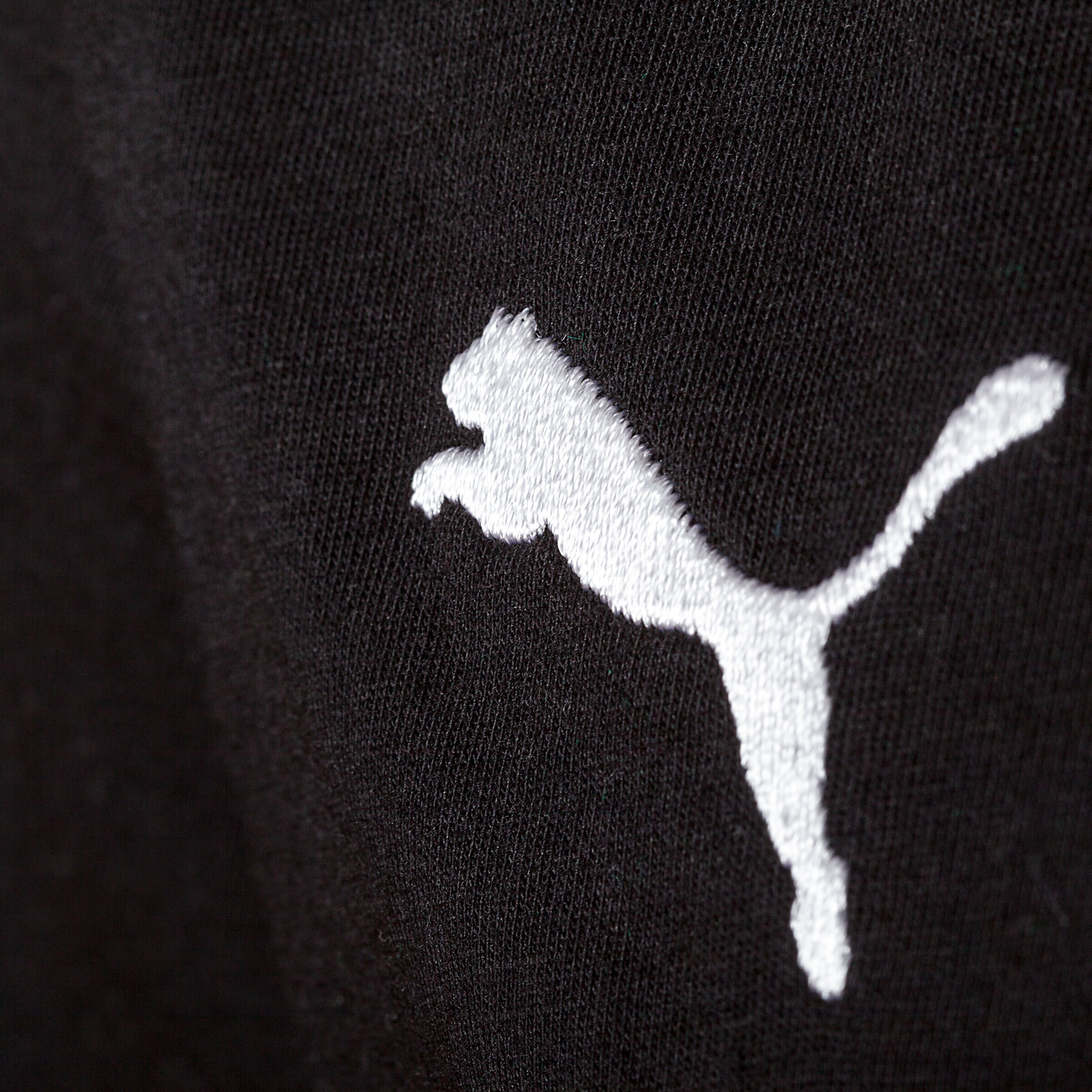 Puma-Logo in weiß auf schwarzem Stoff.