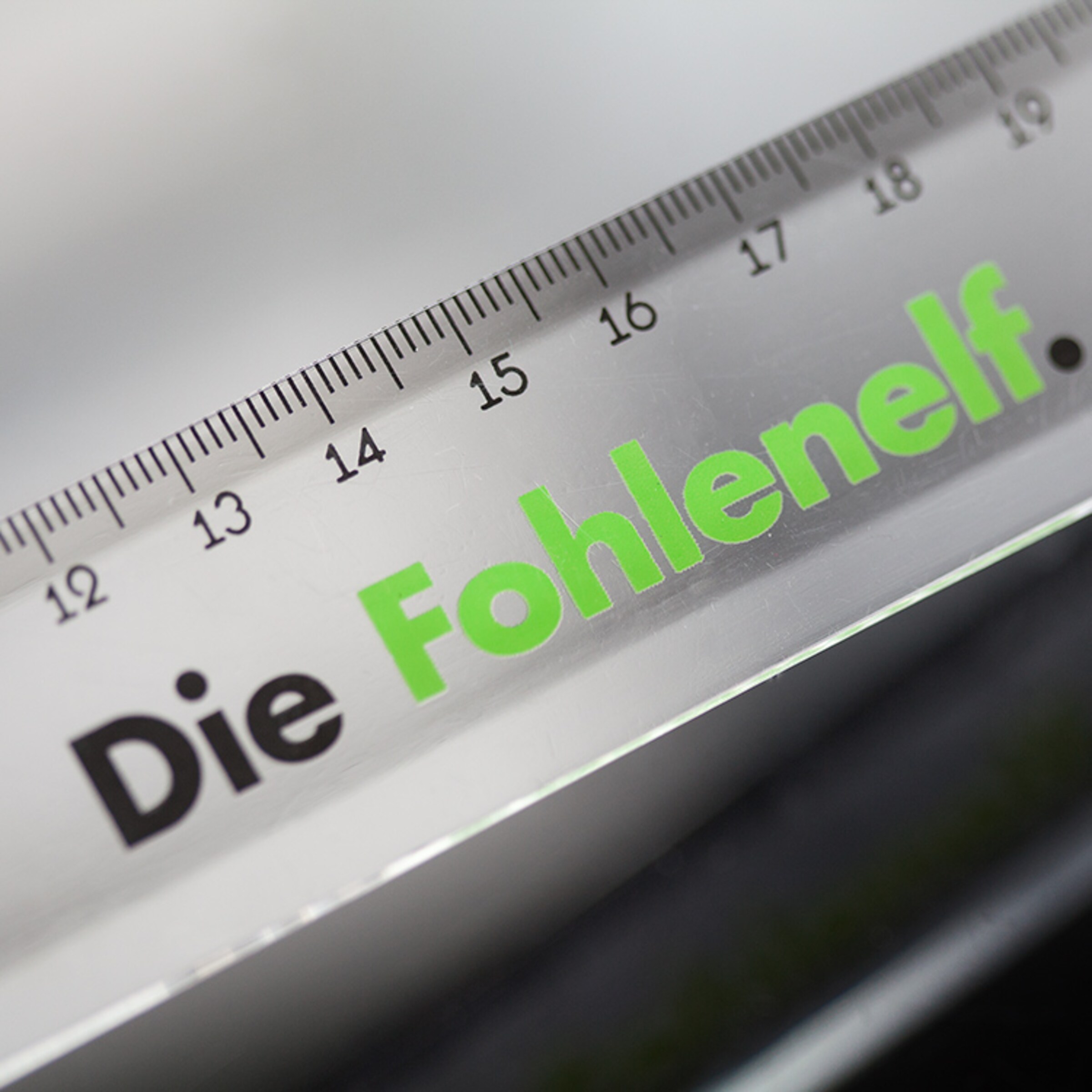 Lineal mit den Worten Die Fohlenelf und Maßstab von 0 bis 20.