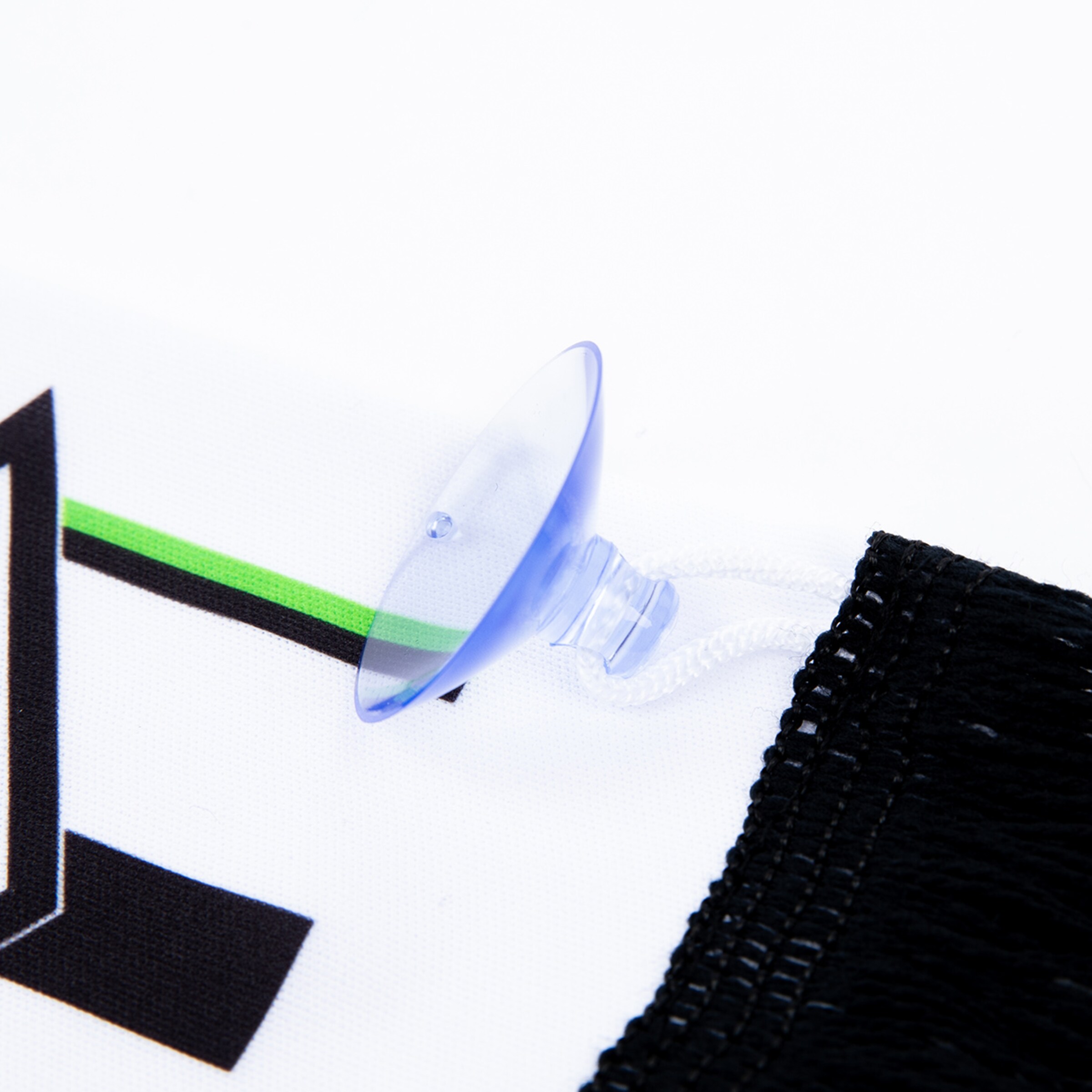 Detailansicht eines transparenten Saugnapfes der an einem sportlichen Trikot angebracht ist.