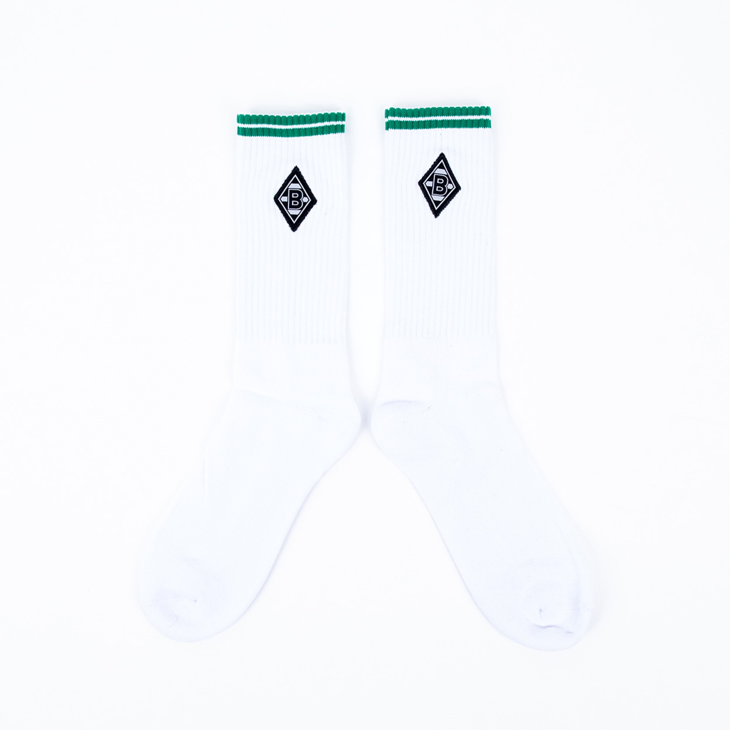 weiße Socken mit schwarzen Vereinslogo und grünem Streifen