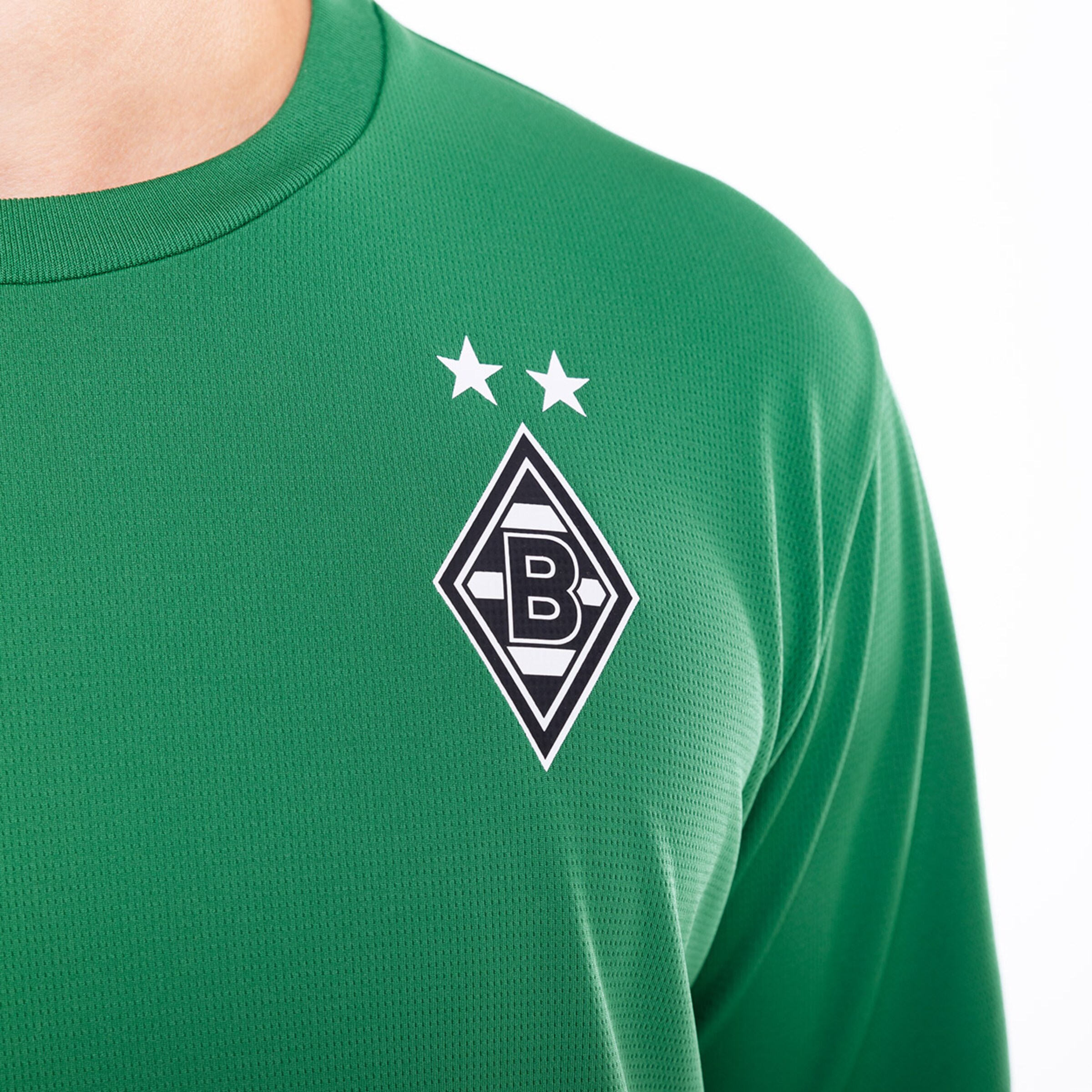 Grüne Sportbekleidung mit Borussia Mönchengladbachs Logo und zwei Sternen.