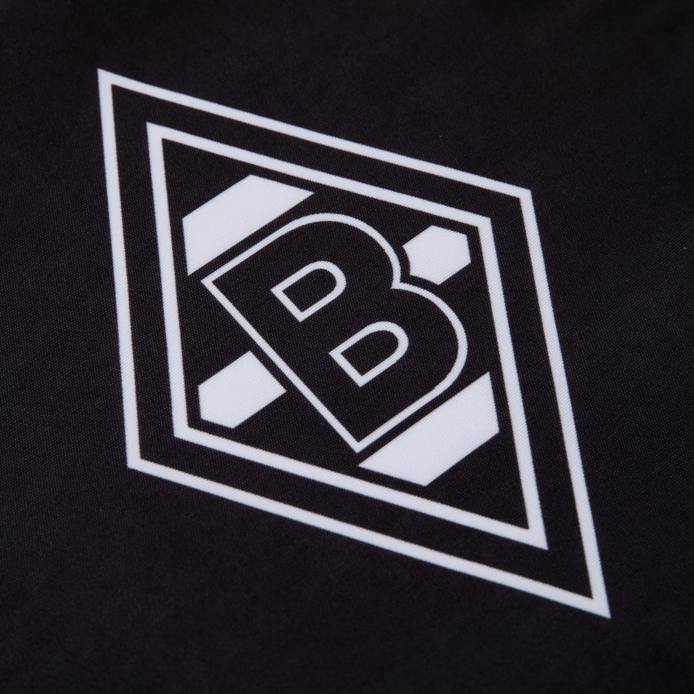 Logo von Borussia Mönchengladbach: Weiße Raute mit schwarzem Innenfeld, darin ein großes „B“ auf diagonalem Balken.