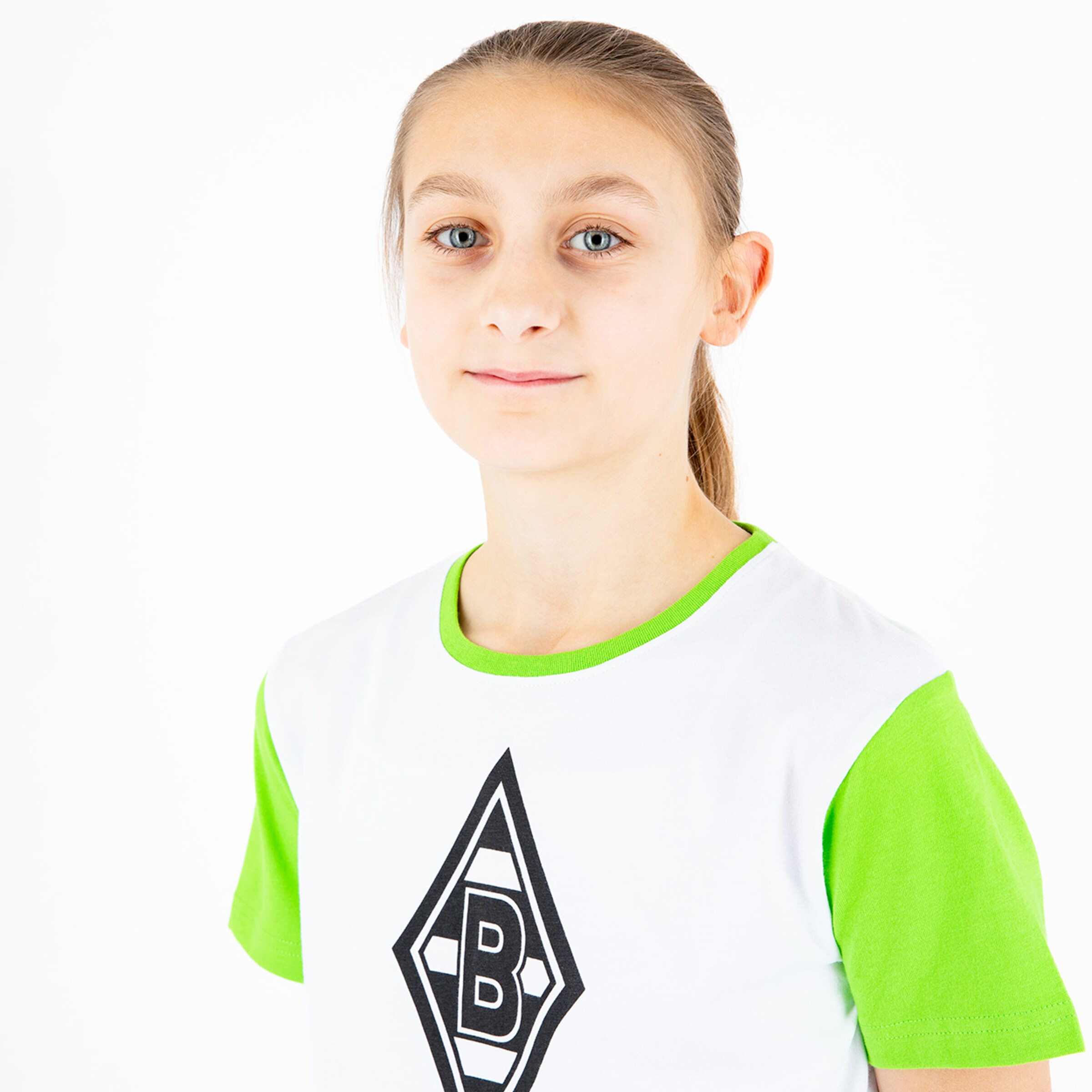 Girl with long hair wearing a Borussia Mönchengladbach t-shirt.