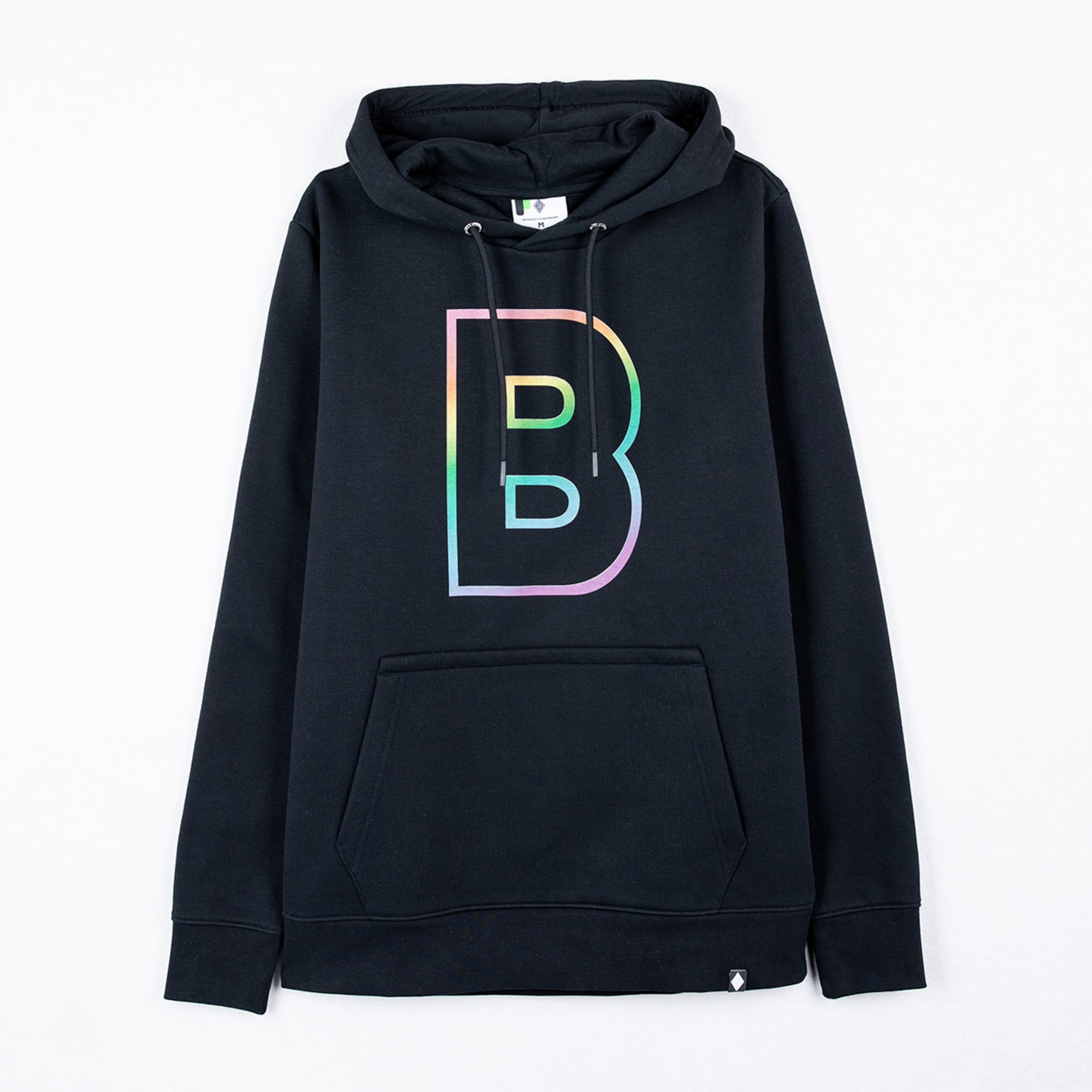 Schwarzer Kapuzenpullover mit großem, regenbogenfarbenem „B“ auf der Brust und Kängurutasche vor weißem Hintergrund.