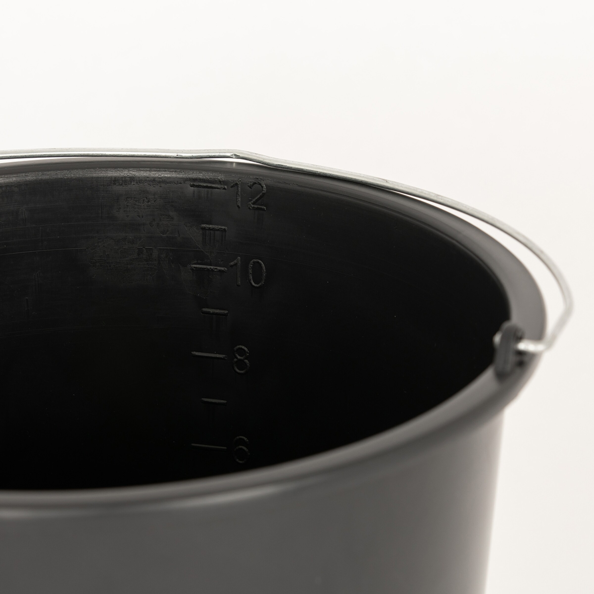 Black plastic container with measurement scale from 1 to 12.