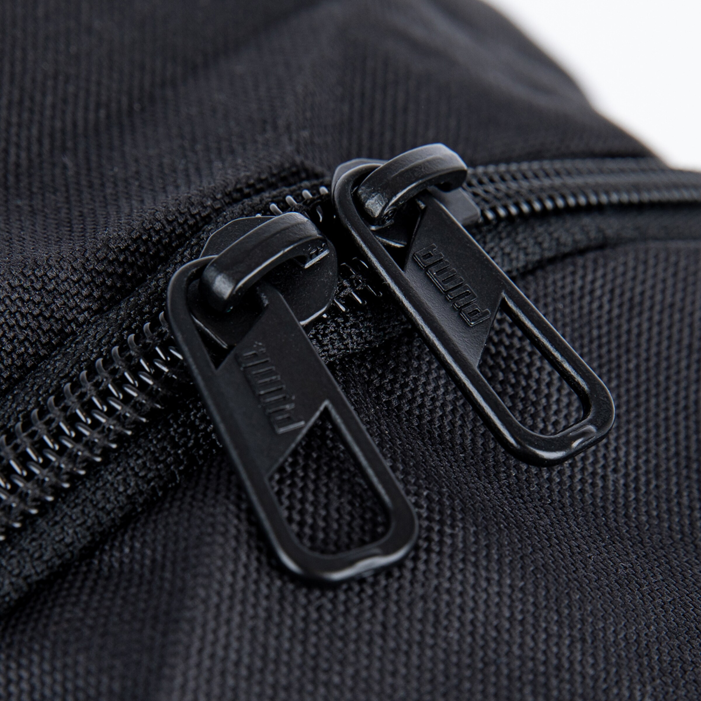 Schwarze Sporttasche mit zwei Reißverschlüssen