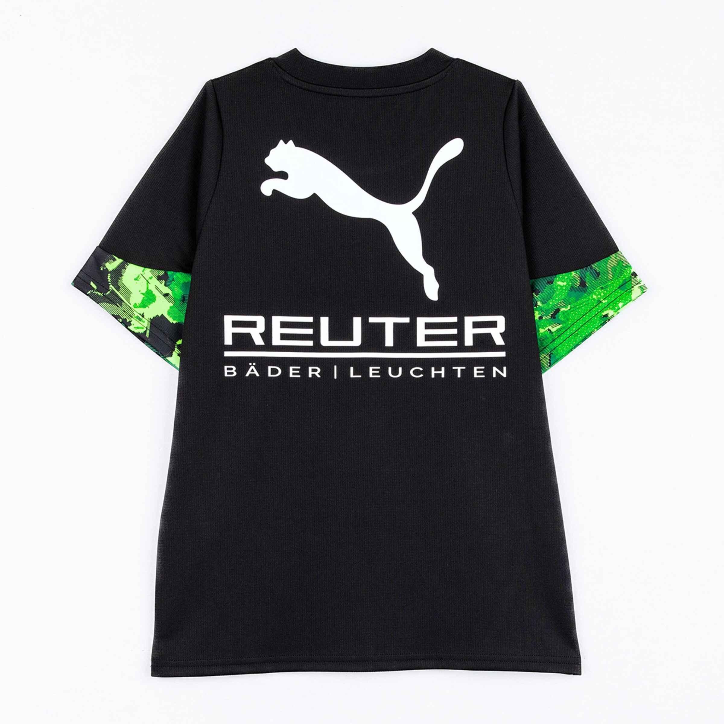 Schwarzes T-Shirt mit Puma-Logo und grünen gemusterten Ärmeln Text REUTER BÄDER | LEUCHTEN darunter.