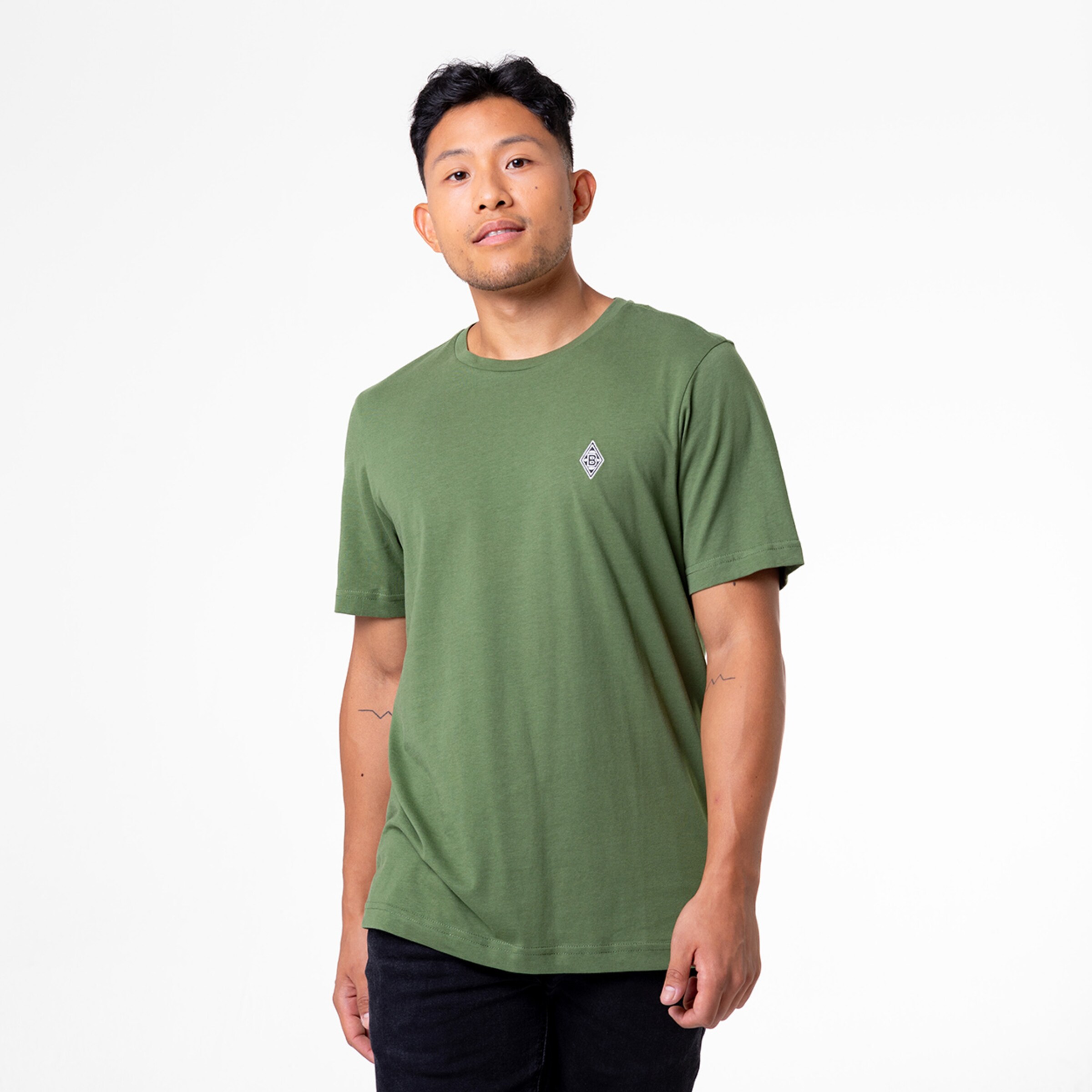 Mann trägt ein grünes T-Shirt mit dem Borussia Mönchengladbach-Logo auf der Brust.