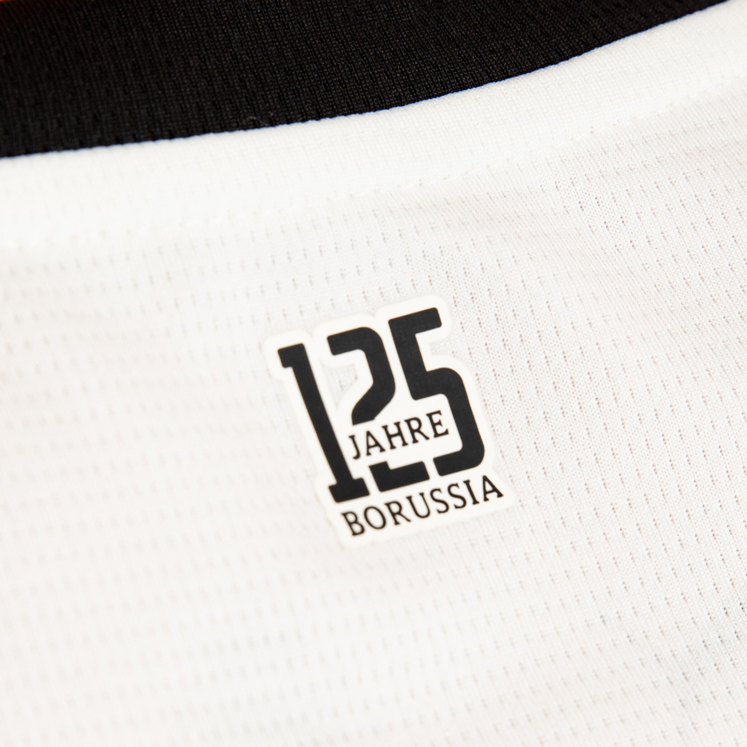 Etikett mit der Aufschrift 125 Jahre Borussia auf einem weißen Trikot.