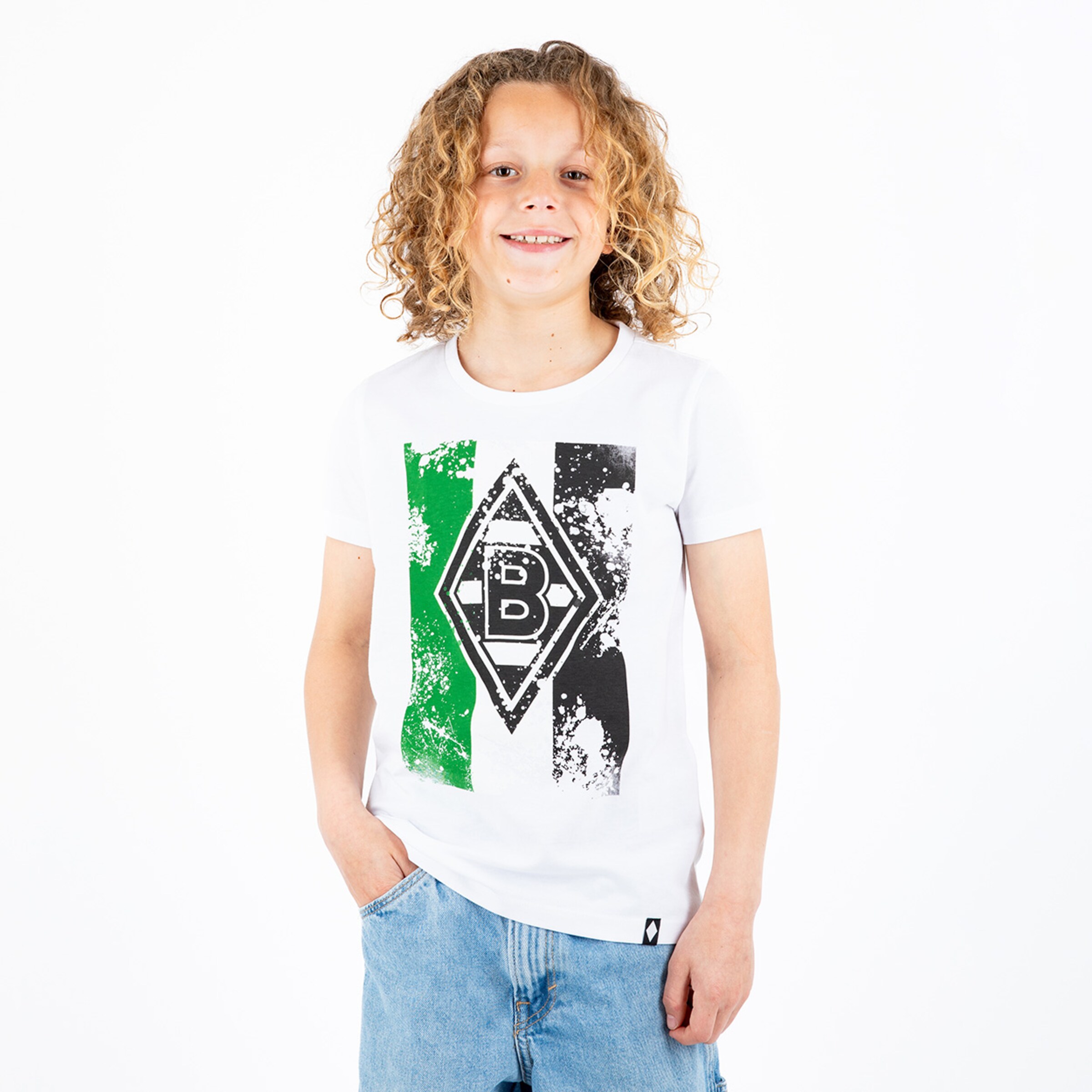 Junge mit lockigen Haaren in einem weißen T-Shirt mit Borussia Mönchengladbach-Logo und grafischem Design.