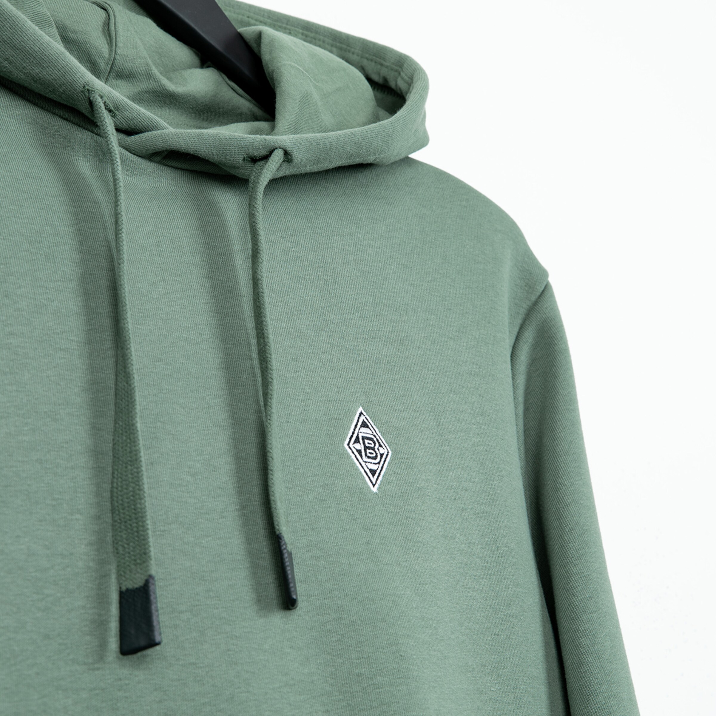 Grüner Hoodie mit schwarzem Borussia Mönchengladbach Logo auf der linken Brust.
