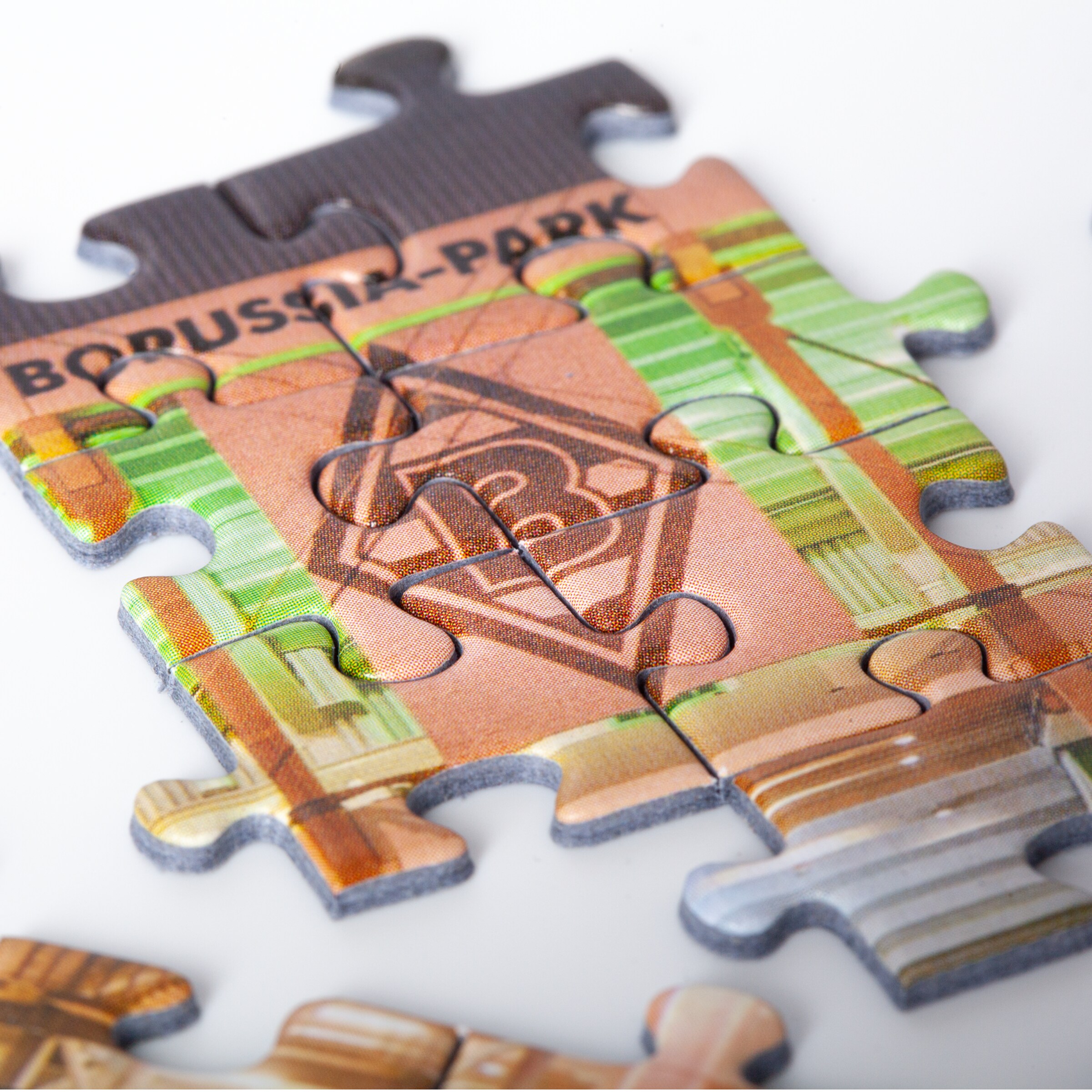 Puzzleteile zeigen das Logo von Borussia Mönchengladbach und den Schriftzug „BORUSSIA-PARK“.