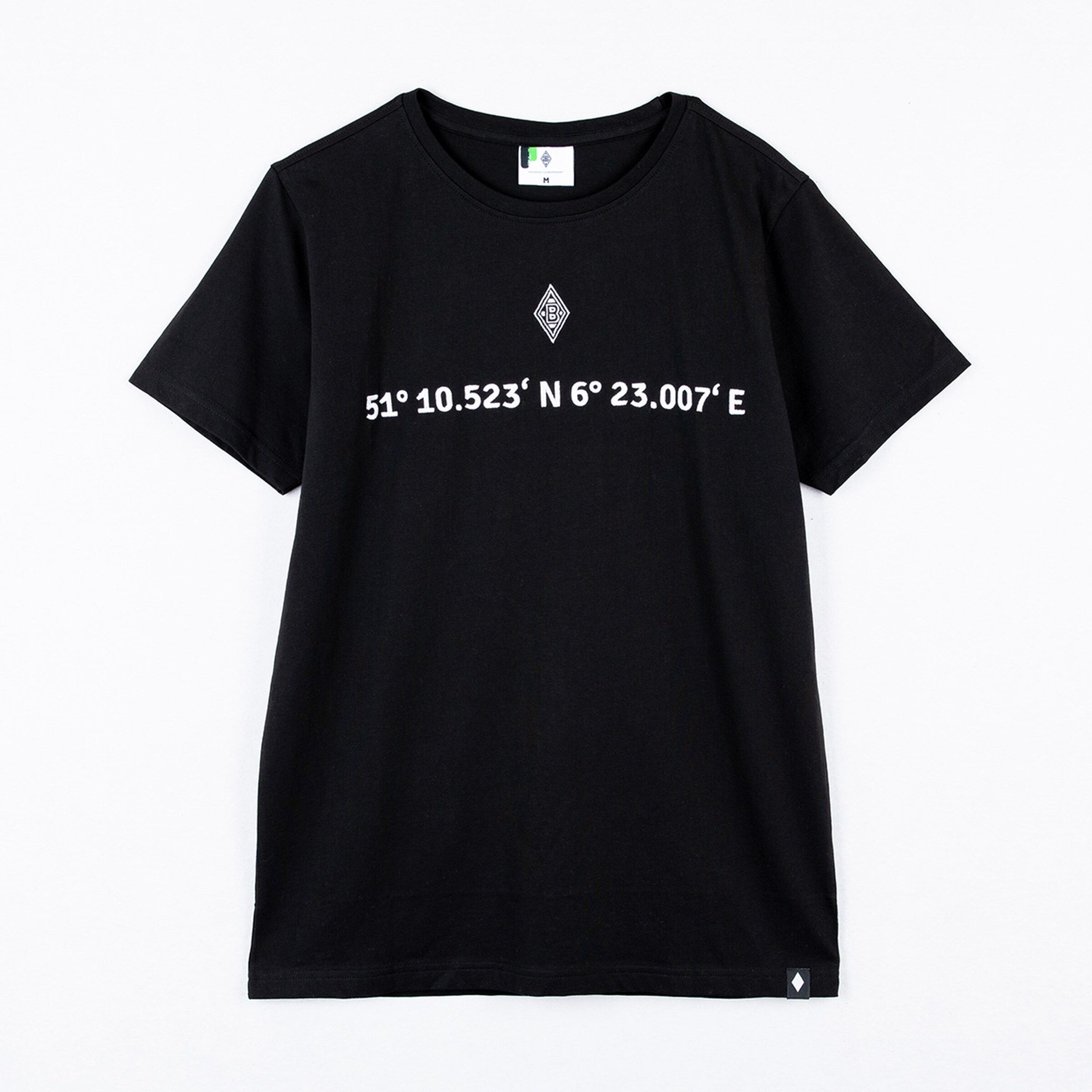Schwarzes T-Shirt mit eingeprägten Koordinaten: 51° 10.523 N 6° 23.007 E.