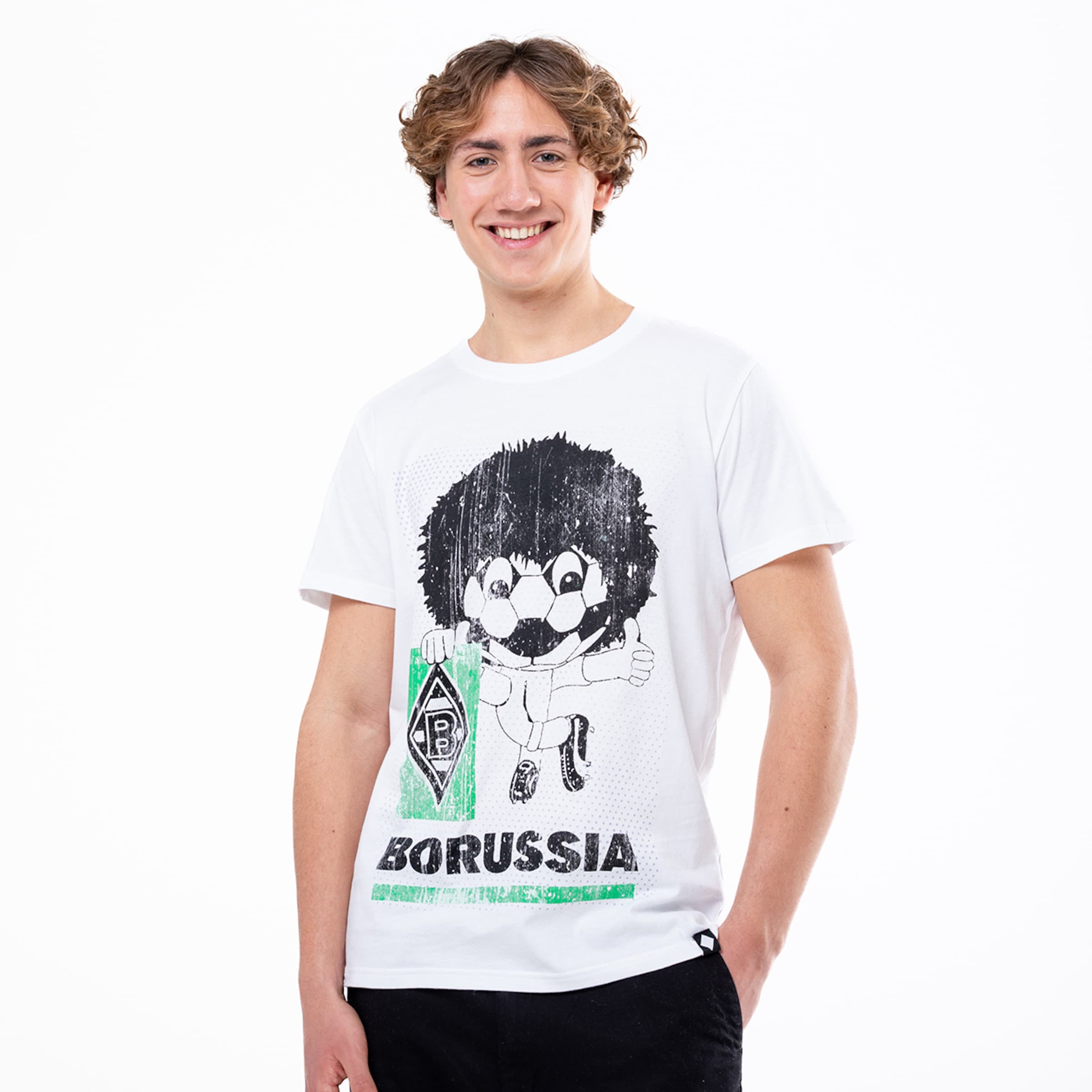 Junger Mann in einem weißen T-Shirt mit einem grafischen Druck von Jünter und dem Wort BORUSSIA.