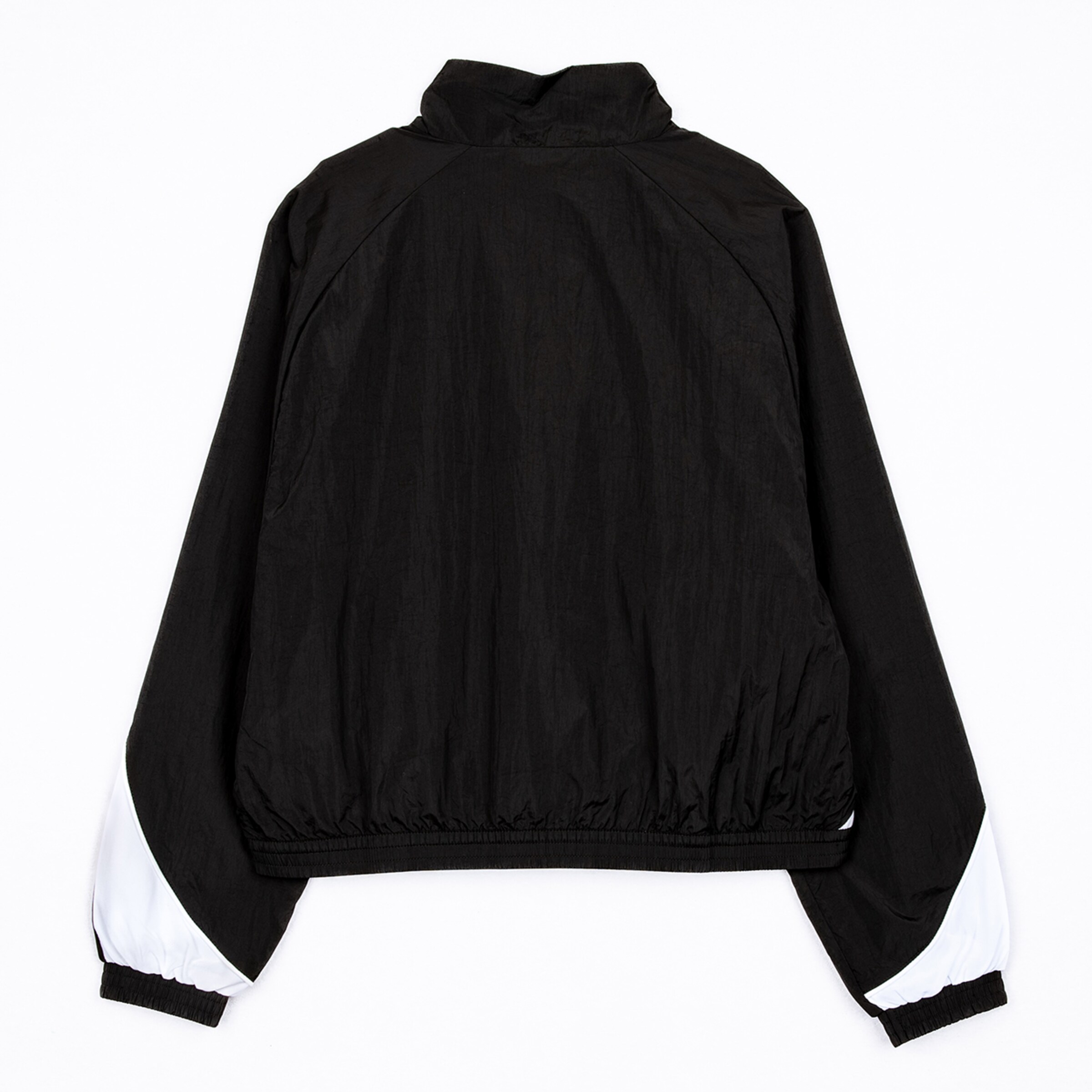 Rückansicht einer schwarzen Windjacke mit Stehkragen, elastischem Saum und weißen Akzenten an den Ärmelabschlüssen.