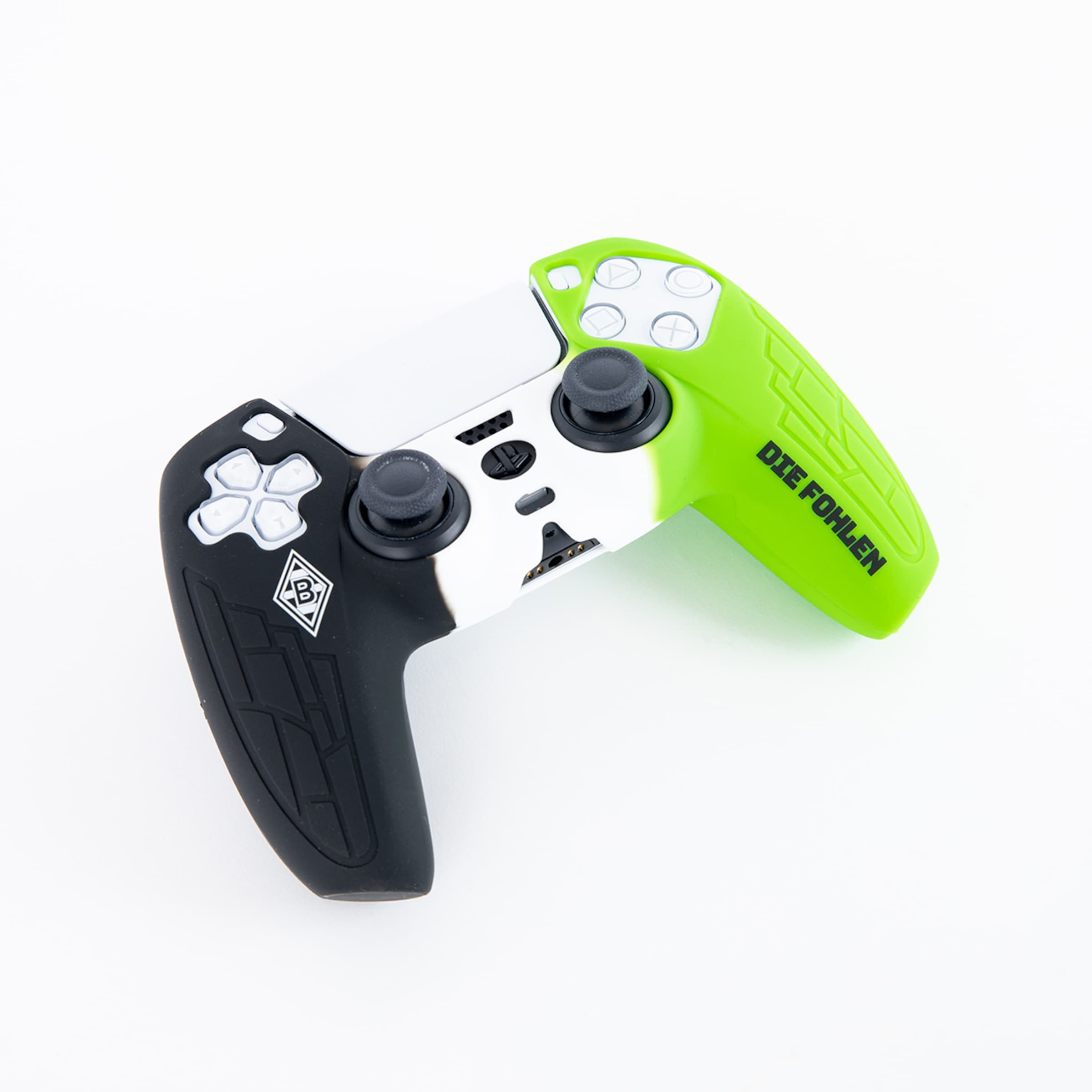 Schwarzer und grüner Spielcontroller mit Schriftzug DIE FOLMEN.