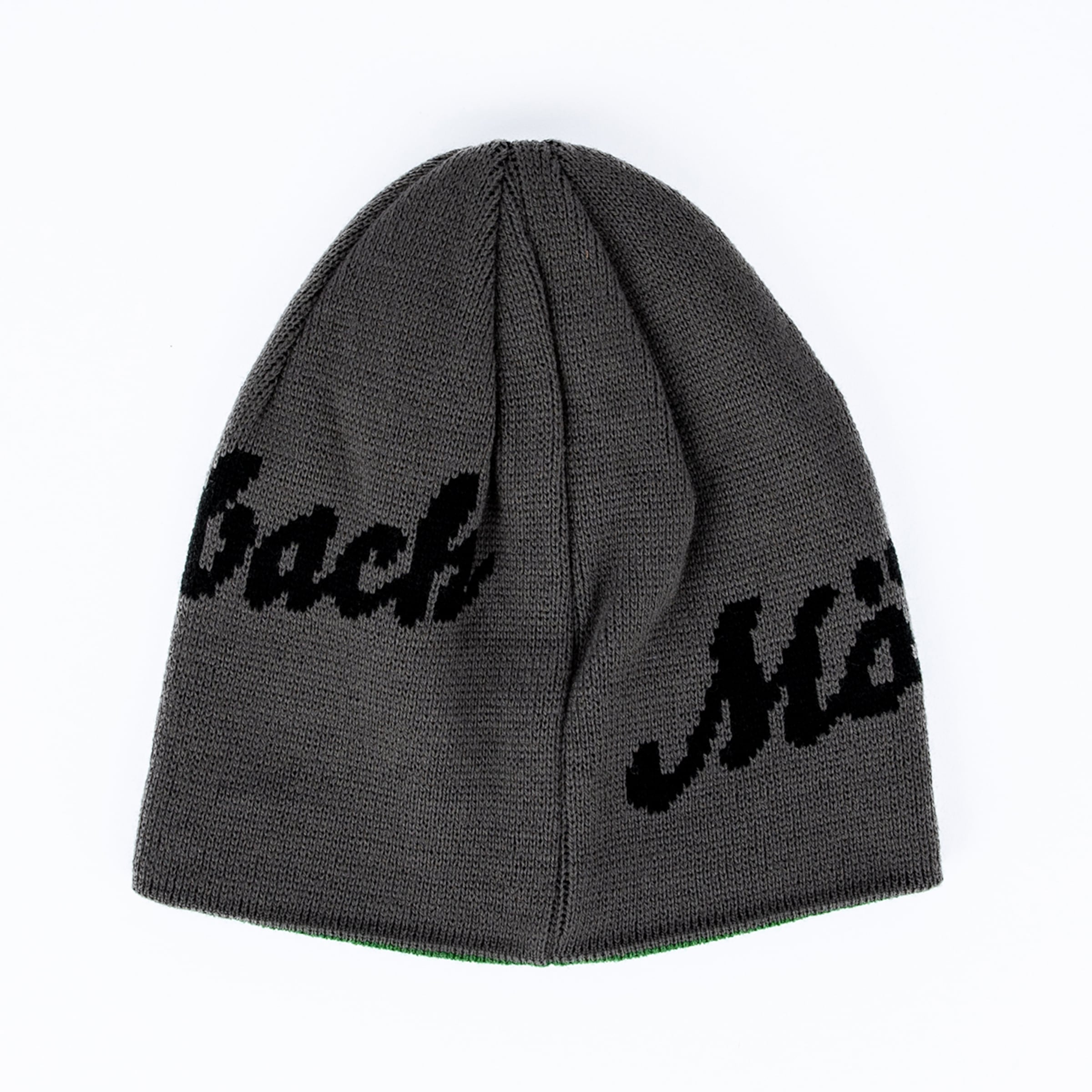 Graue Strickmütze mit schwarzem Schreibschrift-Schriftzug „Back“ und „Mä“ vor weißem Hintergrund.
