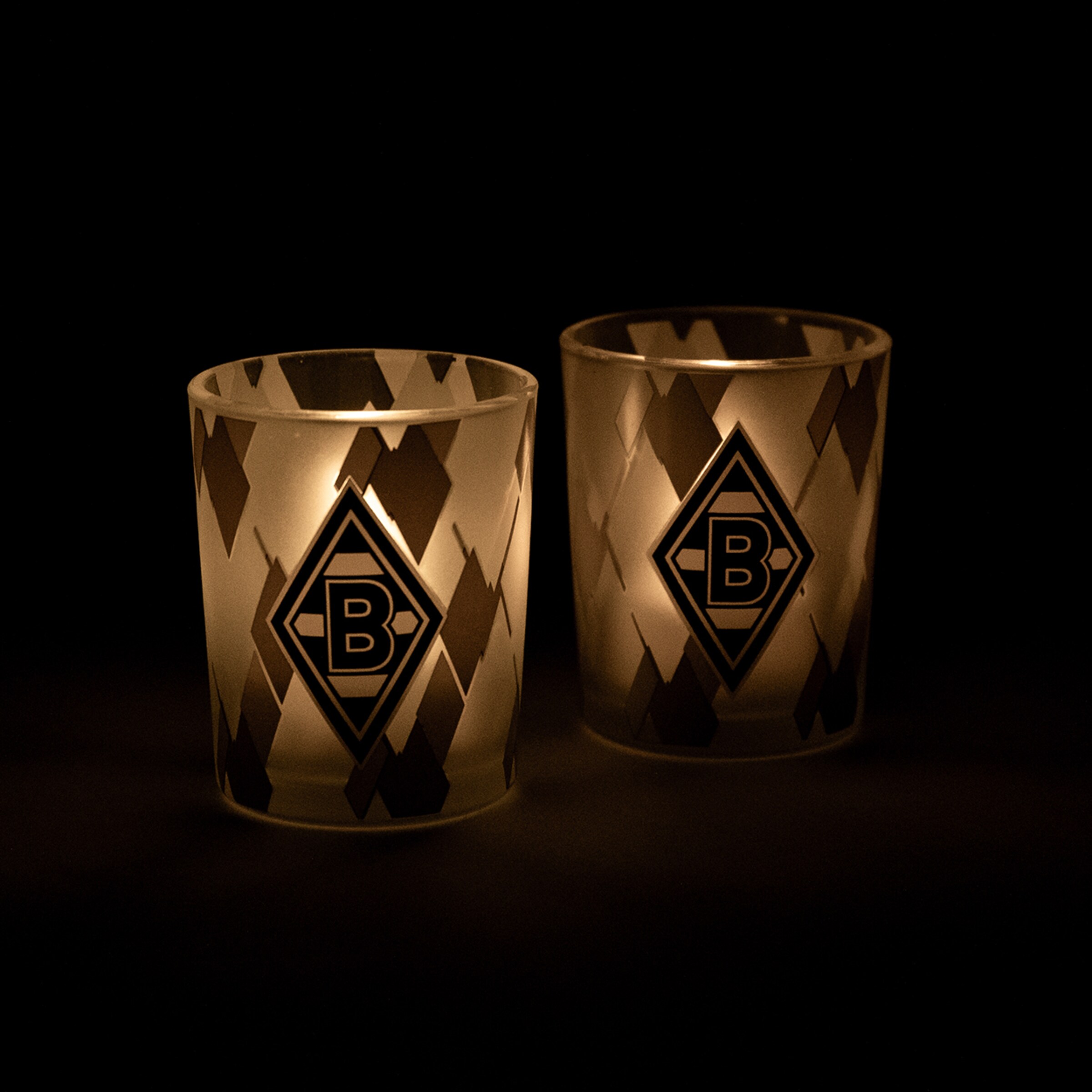 Zwei transparente Kerzenhalter mit Borussia Mönchengladbach-Logo.