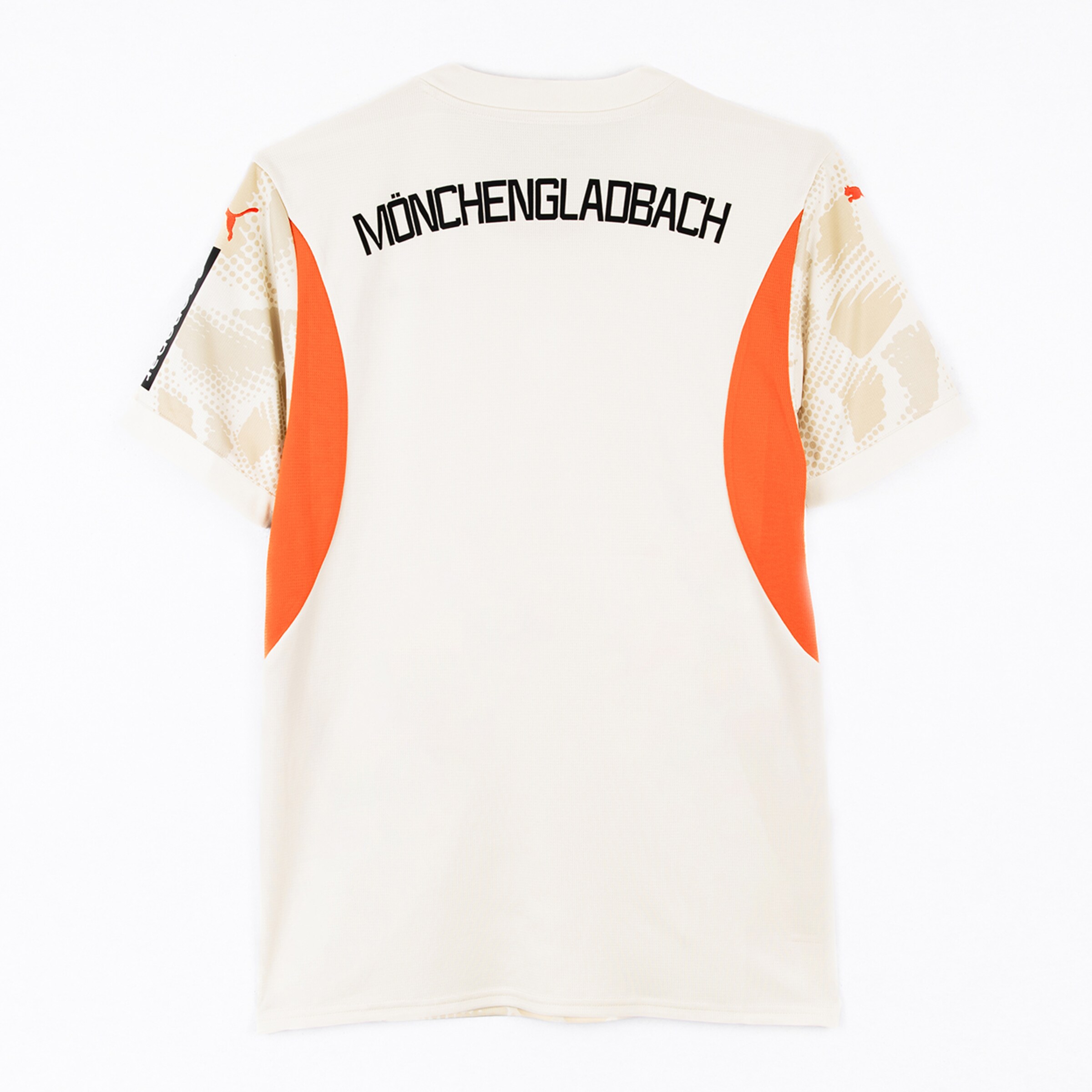 Helles Trikot von Borussia Mönchengladbach mit rotem Design auf den Ärmeln und MÖNCHENGLADBACH auf dem Rücken.